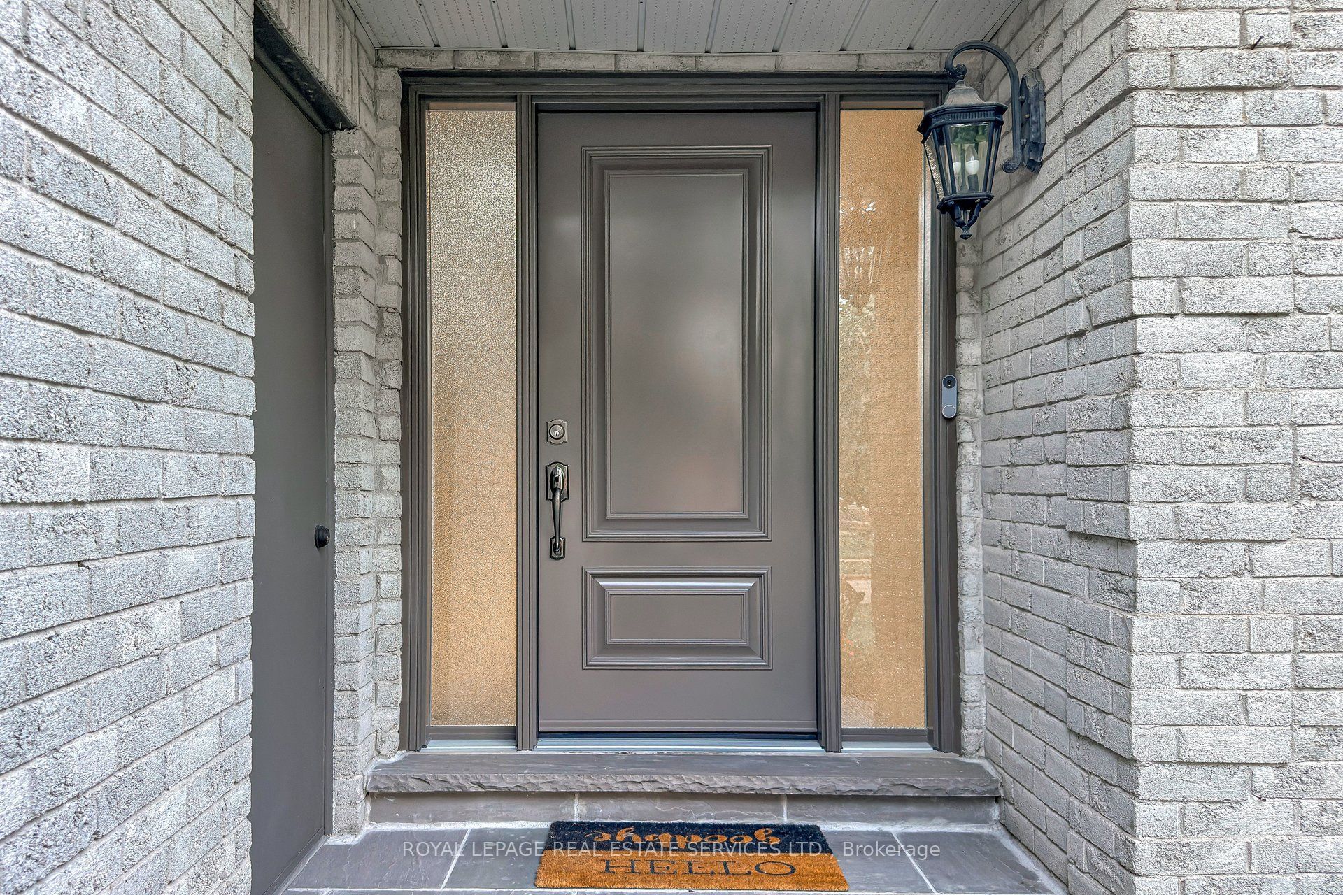 16 Waterhouse Way, Richmond Hill, ON L4C 9H7 photo 2