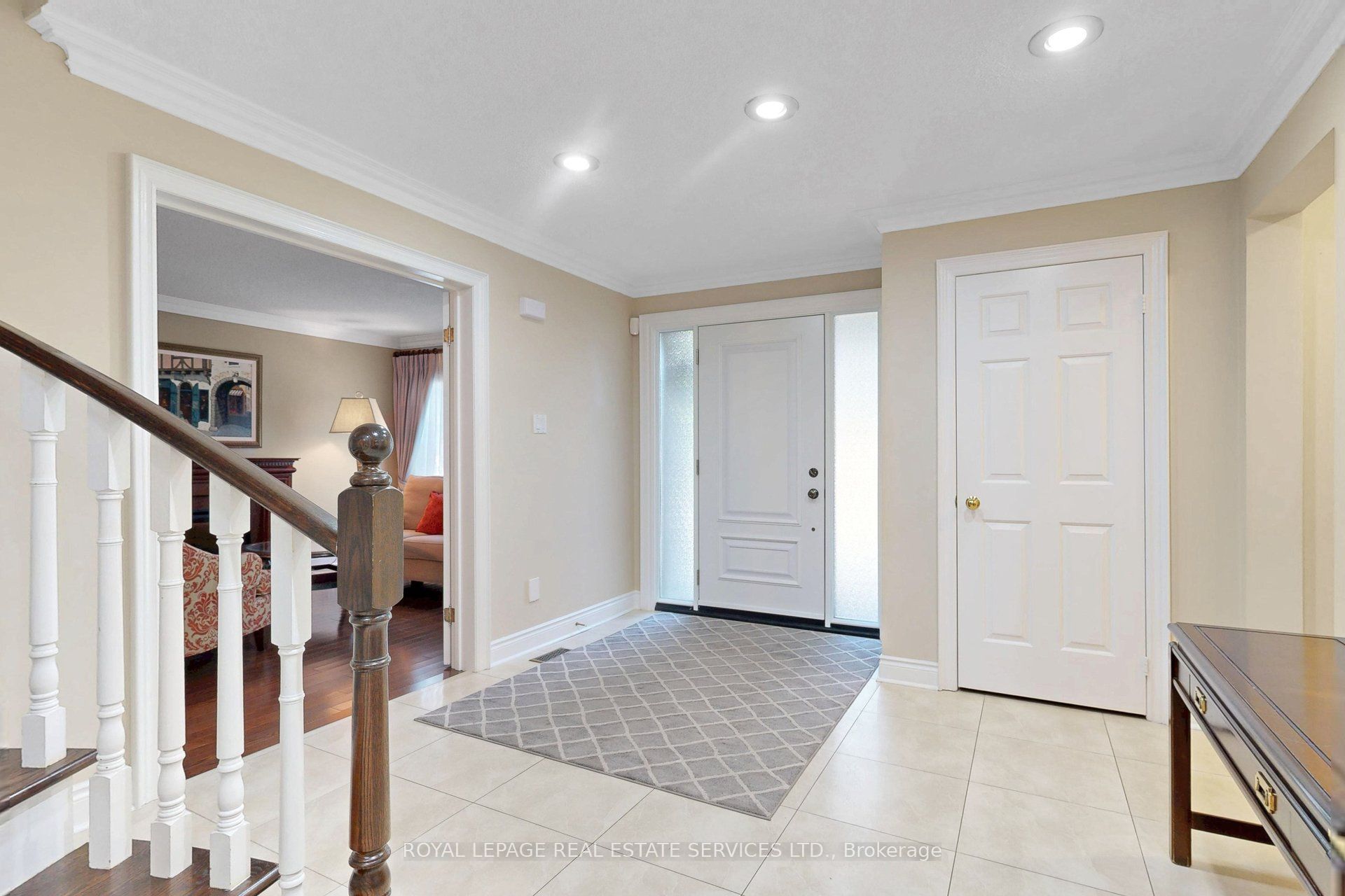 16 Waterhouse Way, Richmond Hill, ON L4C 9H7 photo 3