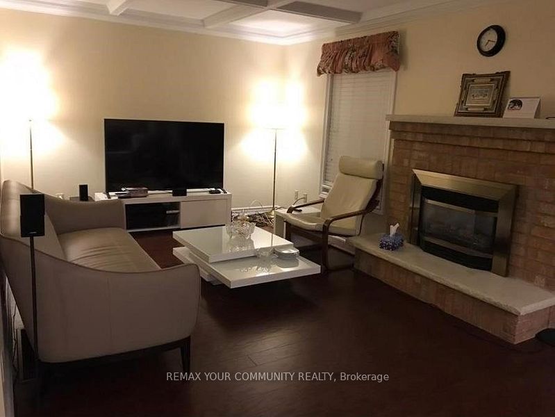 243 Glenway Circle, Newmarket, ON L3Y 7S6 photo 2
