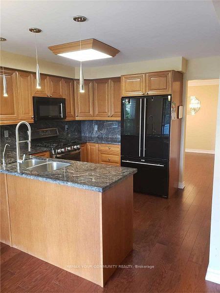 243 Glenway Circle, Newmarket, ON L3Y 7S6 photo 3