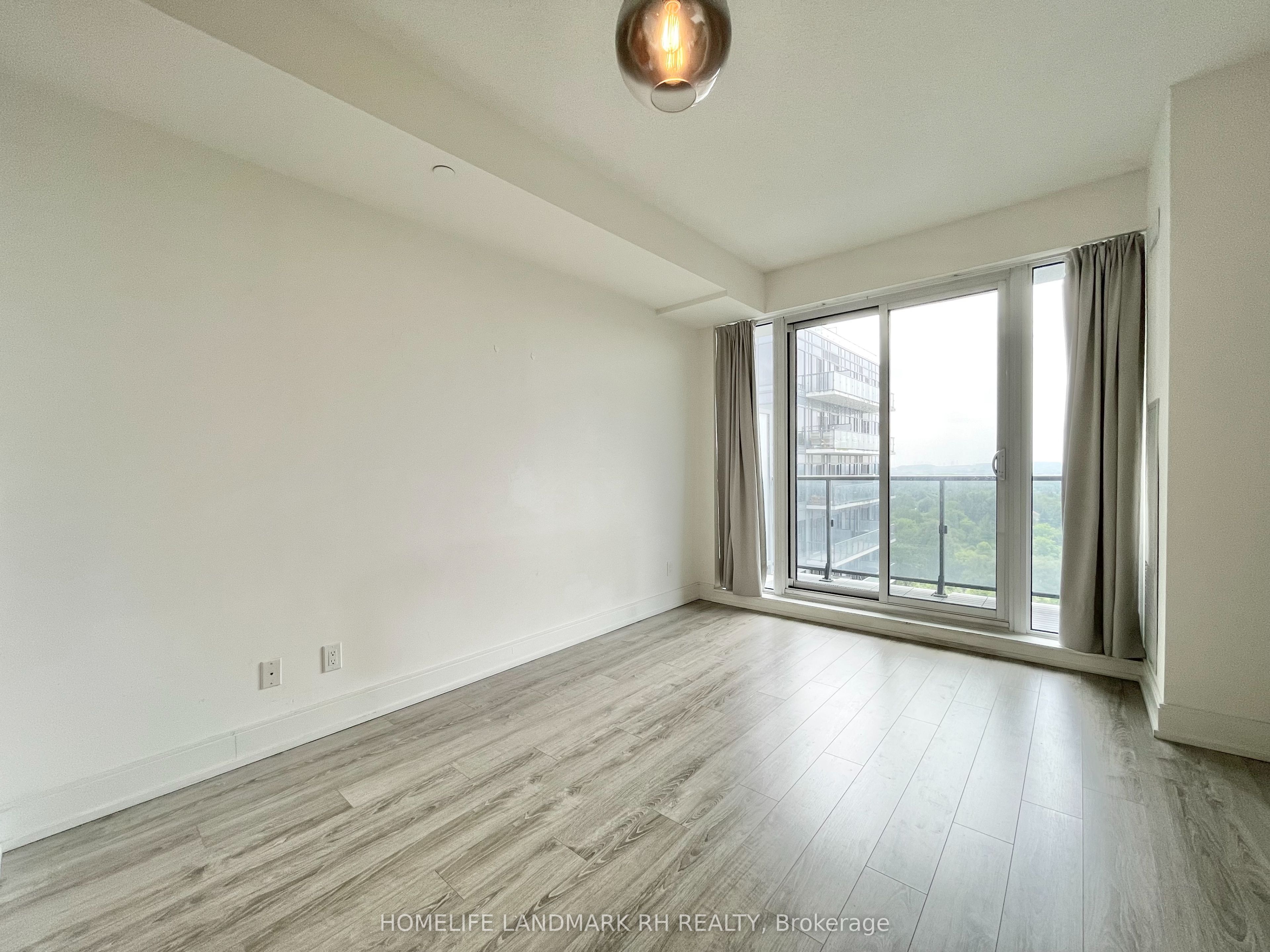 9600 Yonge Street 1607, Richmond Hill, ON L4C 0X3 photo 2