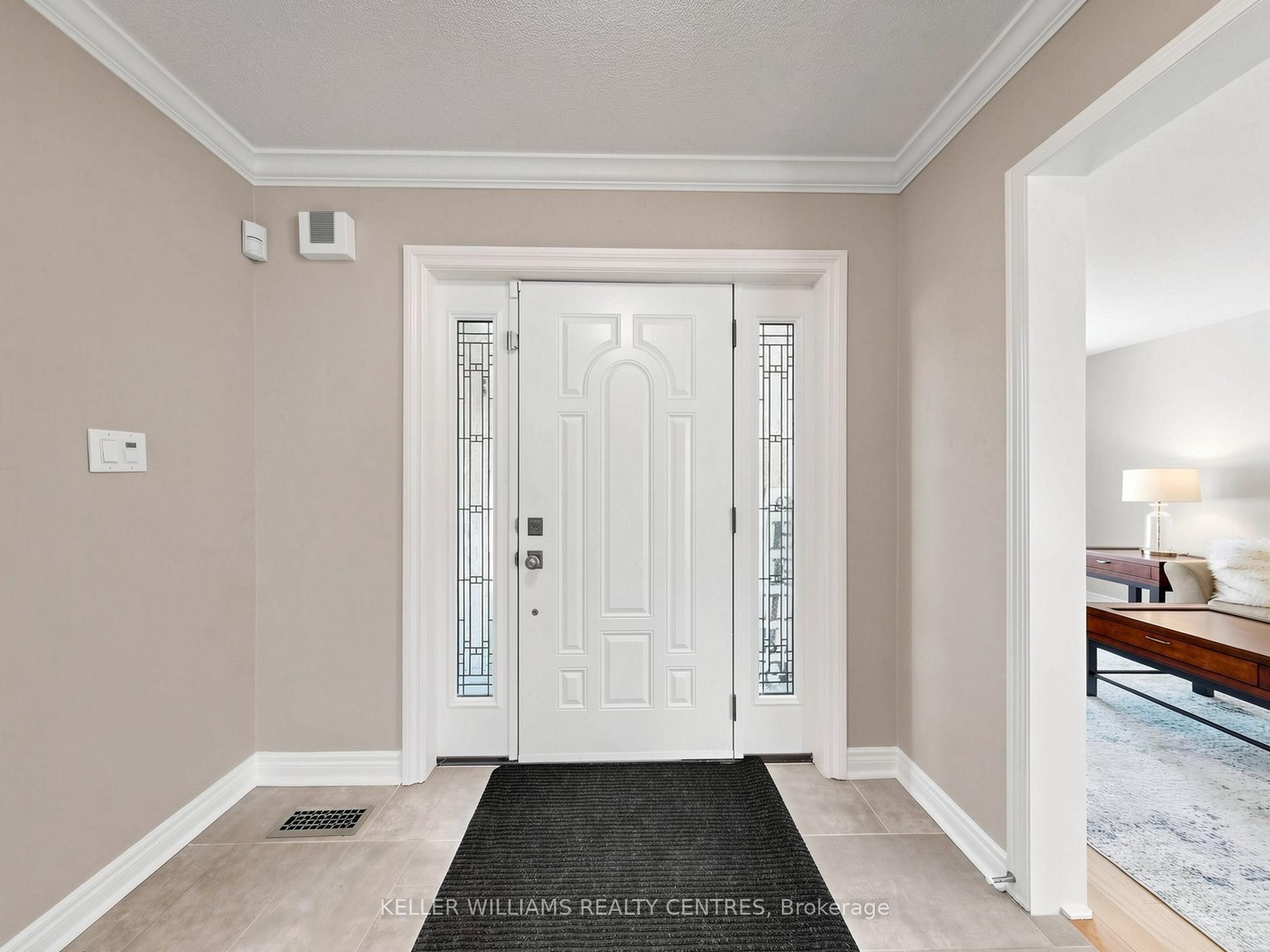 276 Rhodes Circle, Newmarket, ON L3X 1V4 photo 3