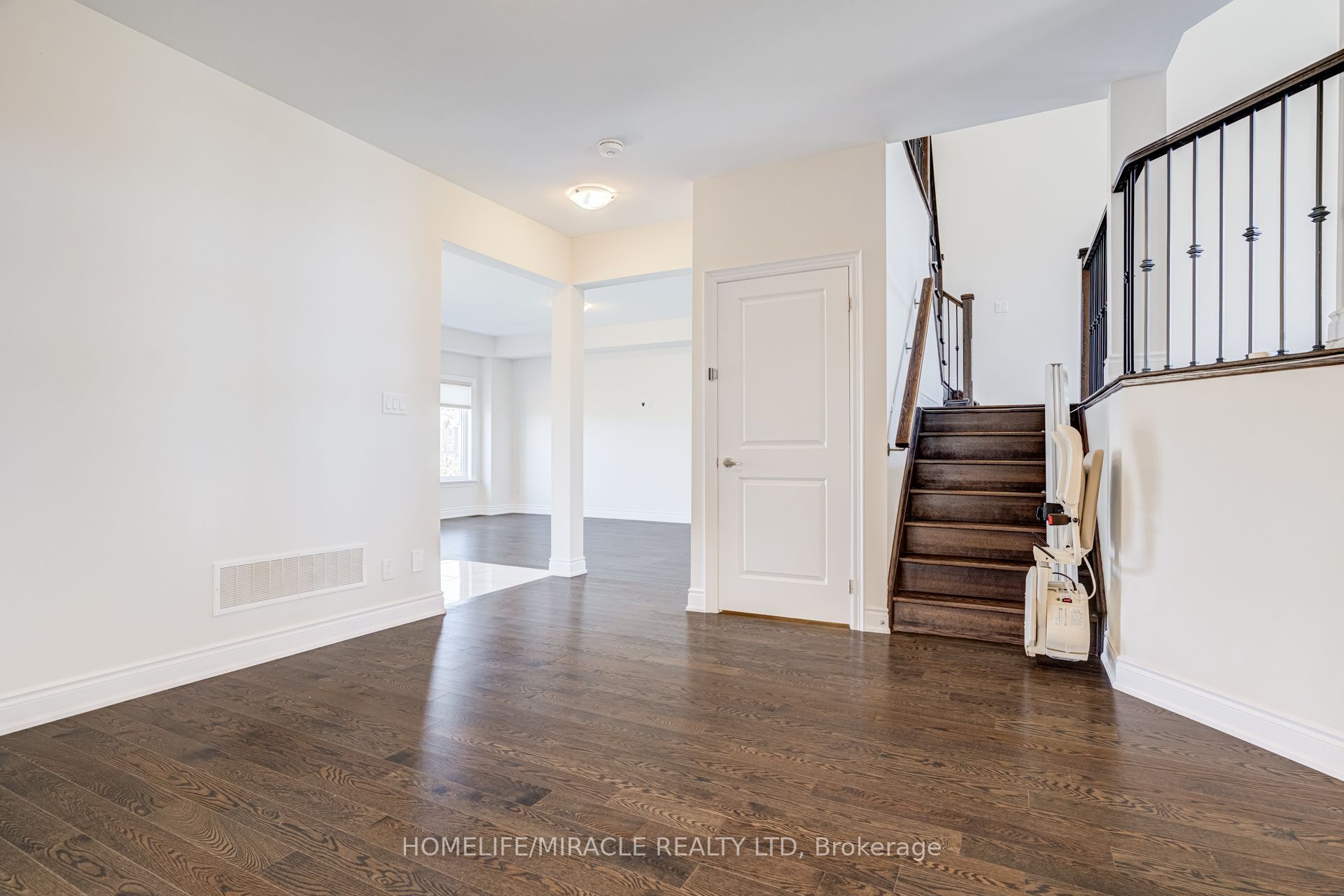 25 Lorne Thomas Place, New Tecumseth, ON L9R 0T8 photo 4