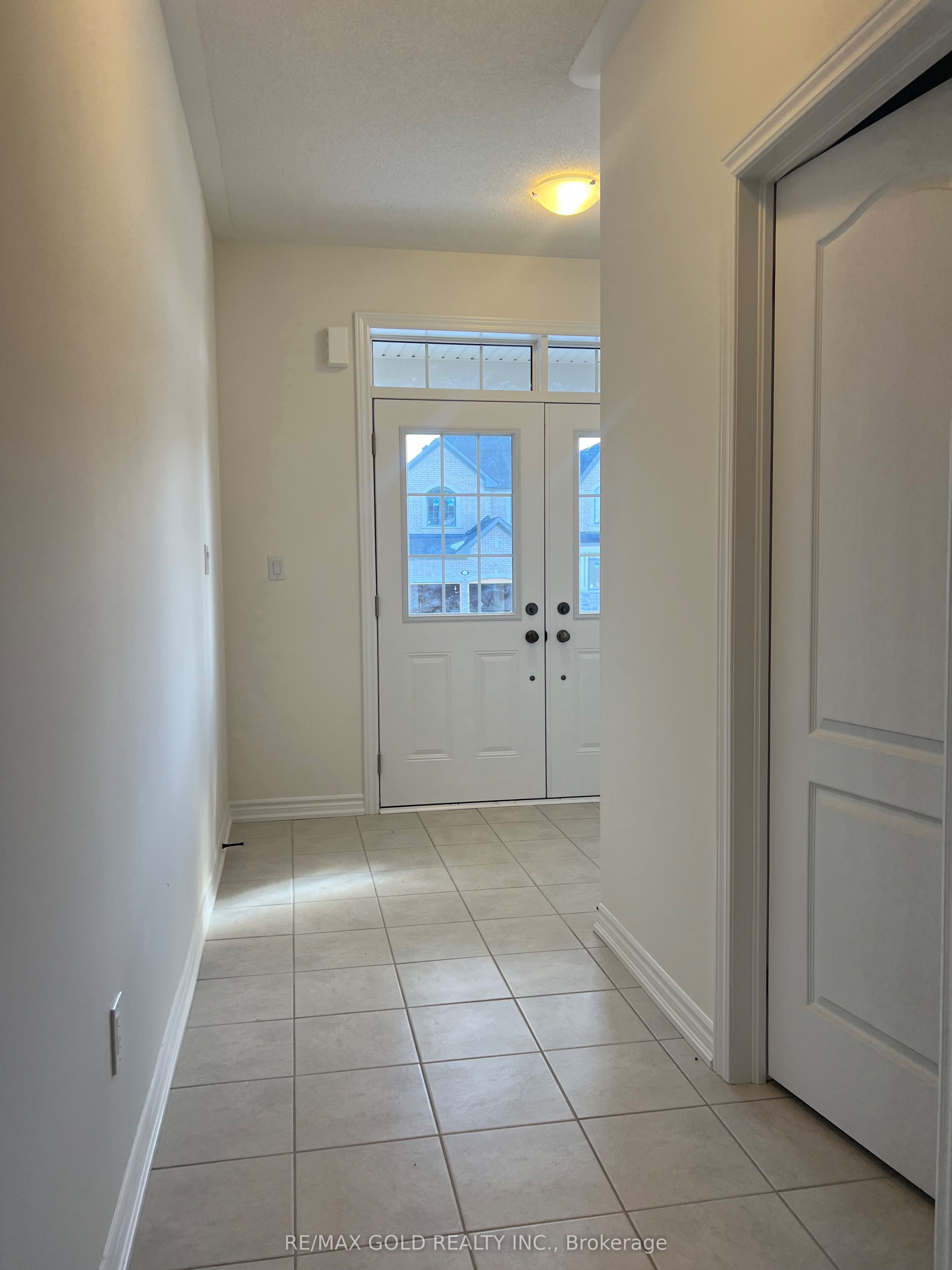 4 Lawrence D. Pridham Avenue, New Tecumseth, ON L6R 0X1 photo 2