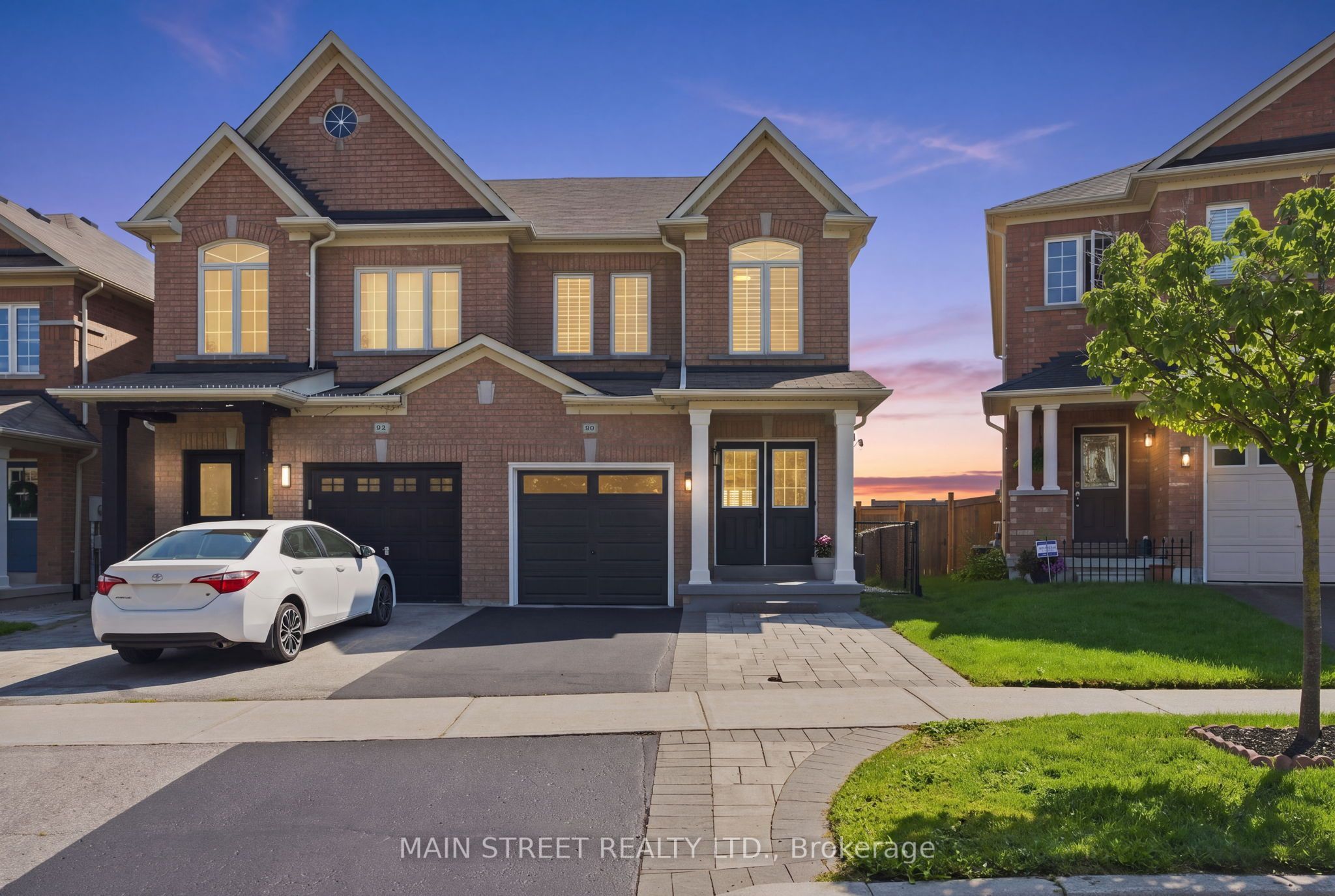 90 Four Seasons Crescent, Newmarket, ON L9N 0C4