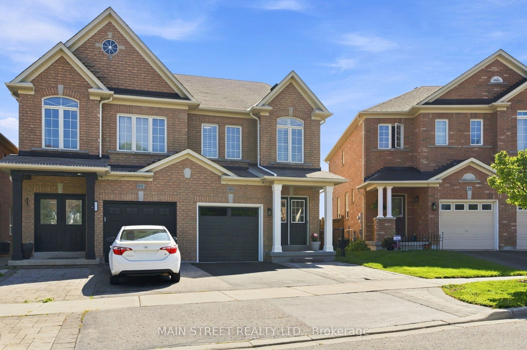 90 Four Seasons Crescent, Newmarket, ON L9N 0C4 photo 2