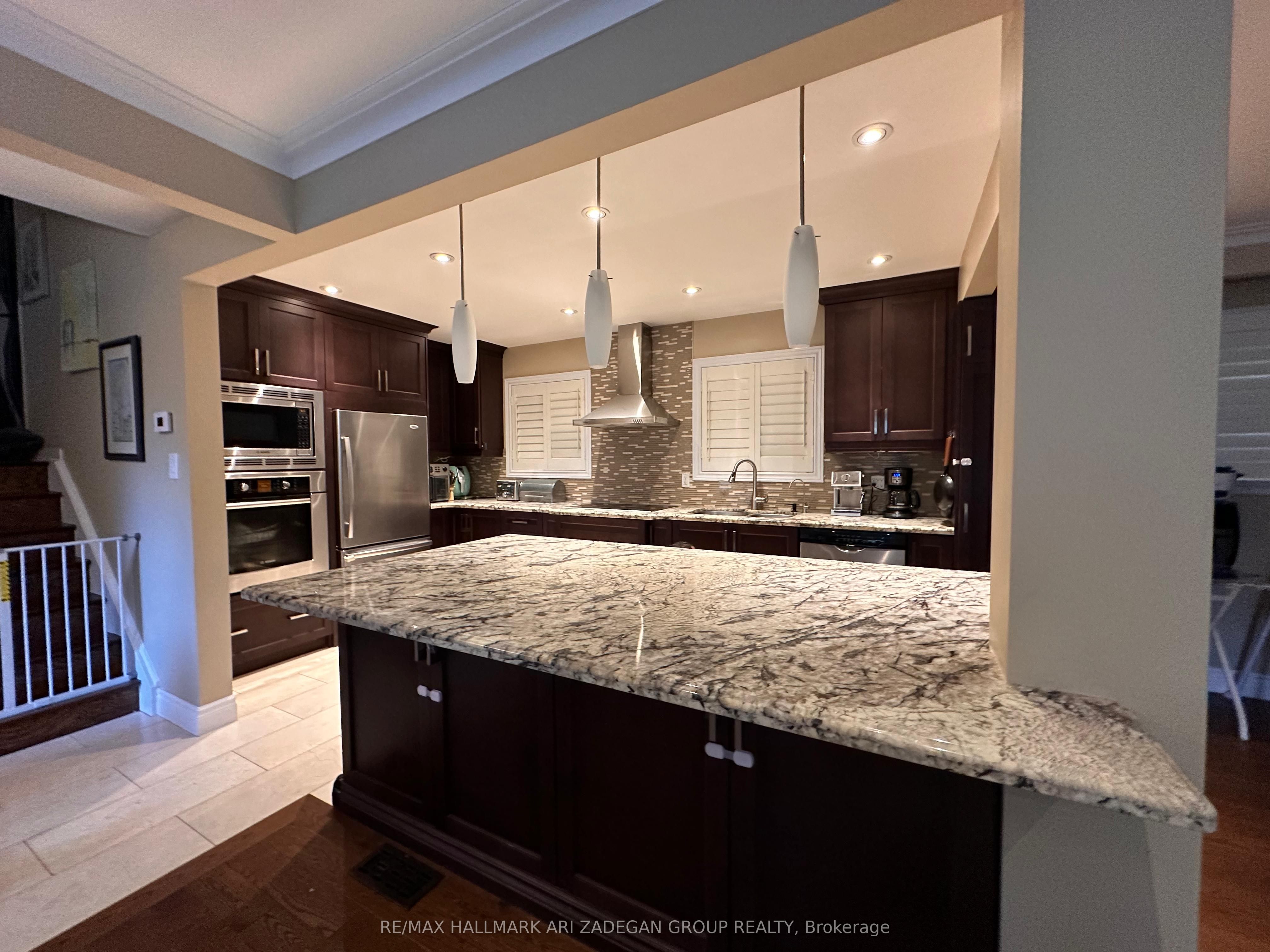 290 Gretel Drive, Richmond Hill, ON L4C 4V1 photo 2