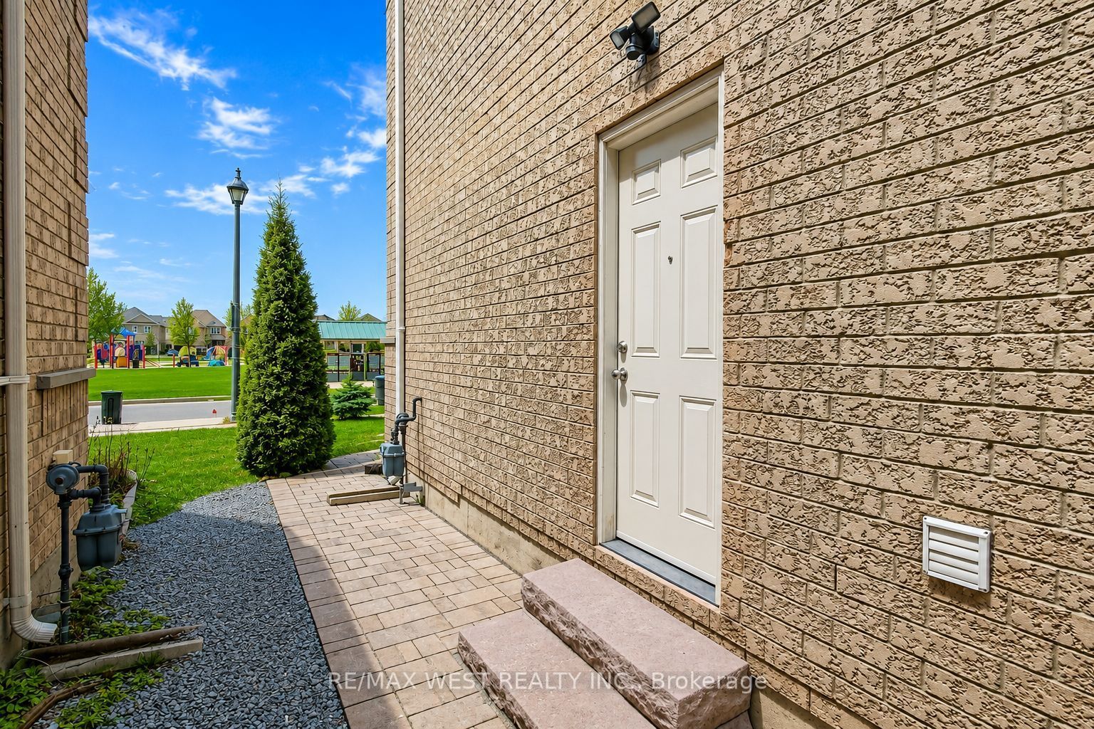 179 Summerlyn Trail Basement Apartment, Bradford West Gwillimbury, ON L3Z 0E2 photo 2