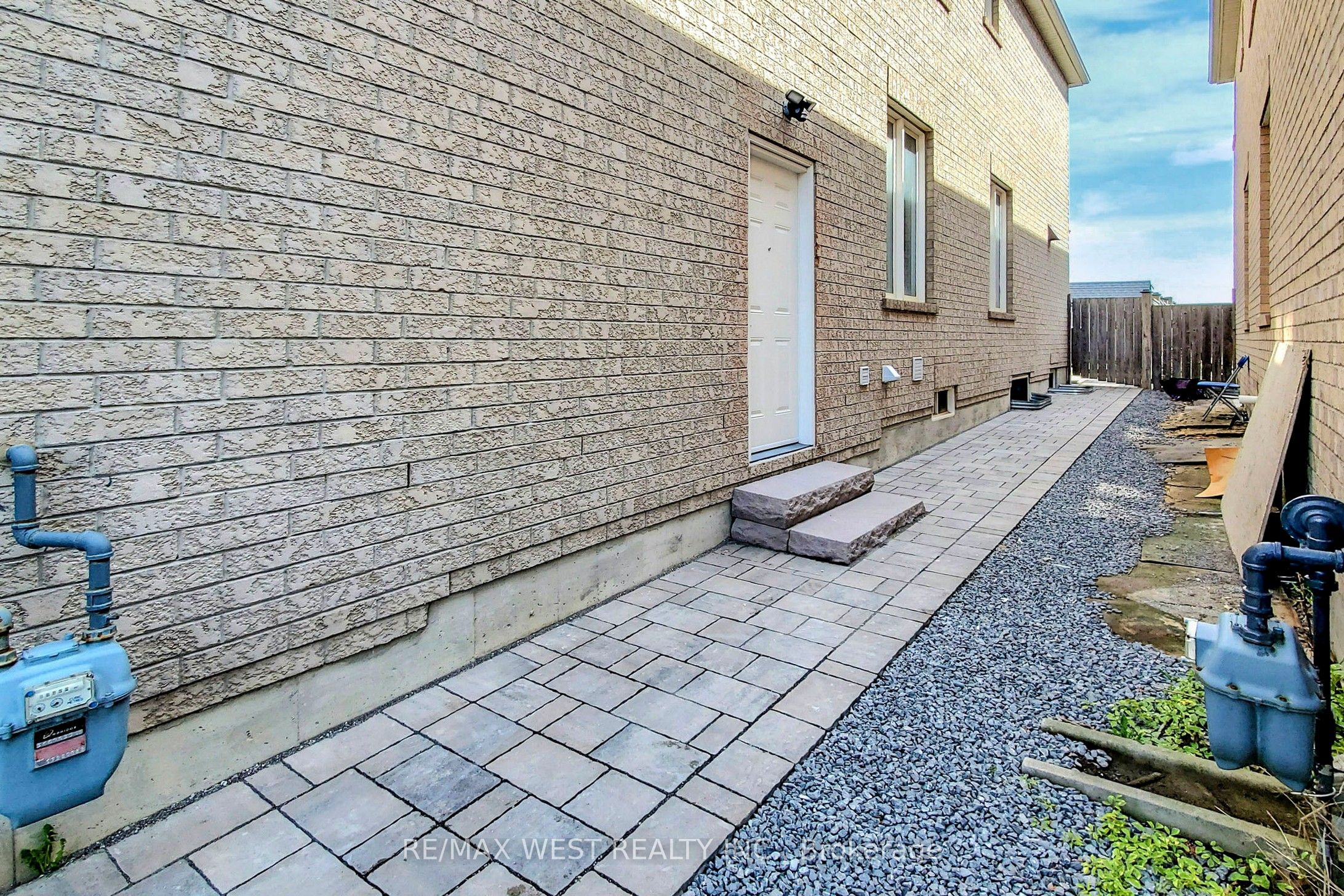 179 Summerlyn Trail Basement Apartment, Bradford West Gwillimbury, ON L3Z 0E2 photo 3