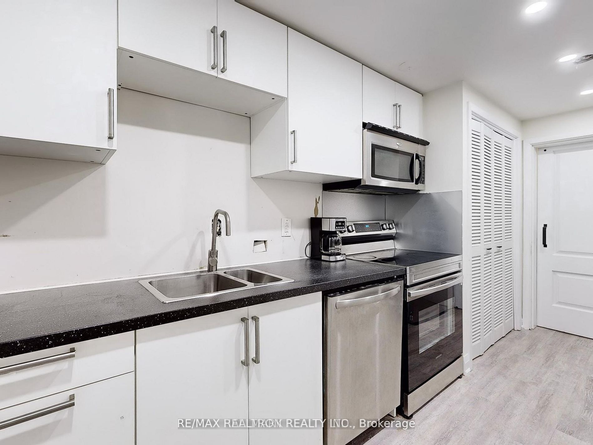 95 Beswick Drive, Newmarket, ON L3Y 1E8 photo 3