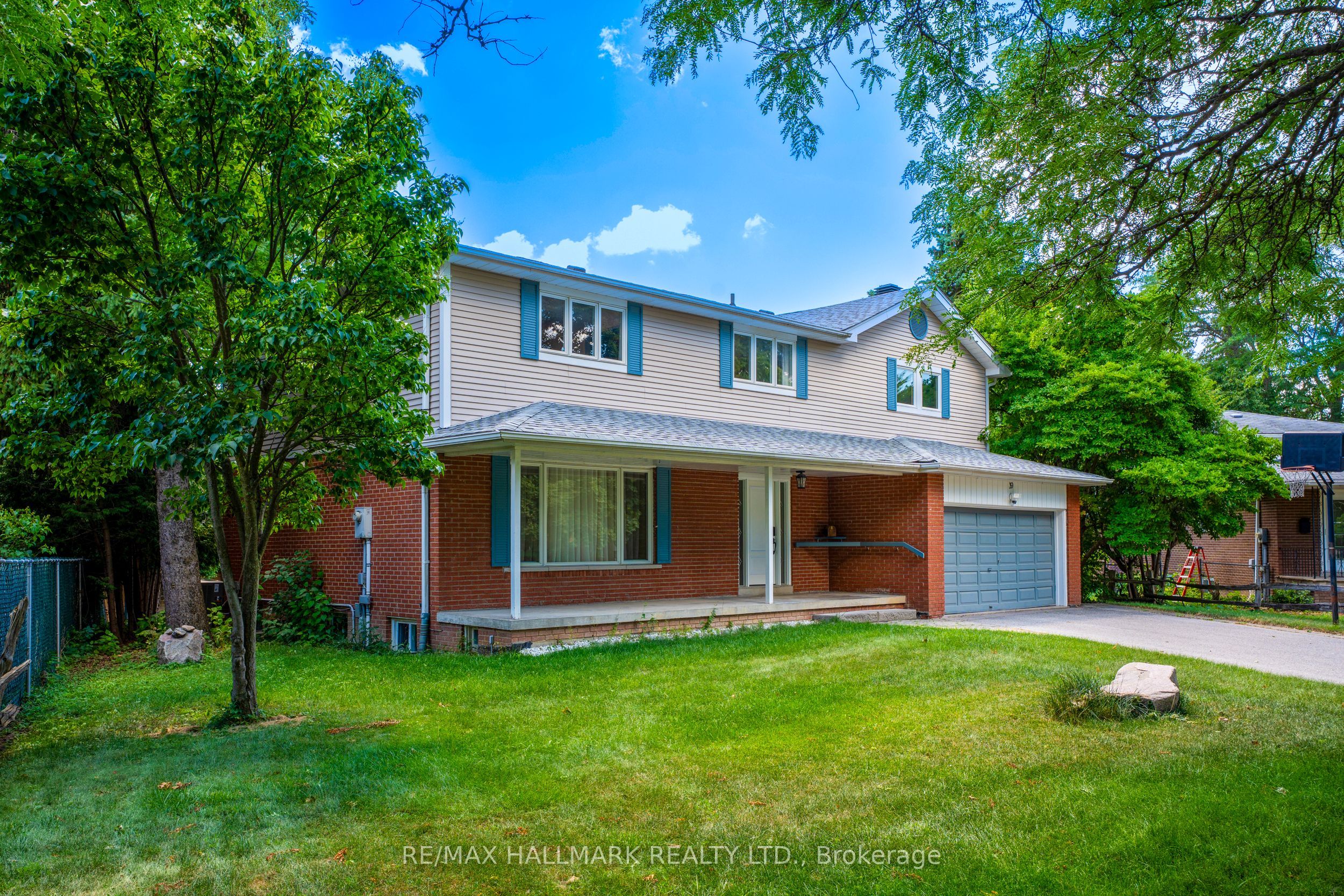 39 Sunnywood Crescent, Richmond Hill, ON L4C 6W2