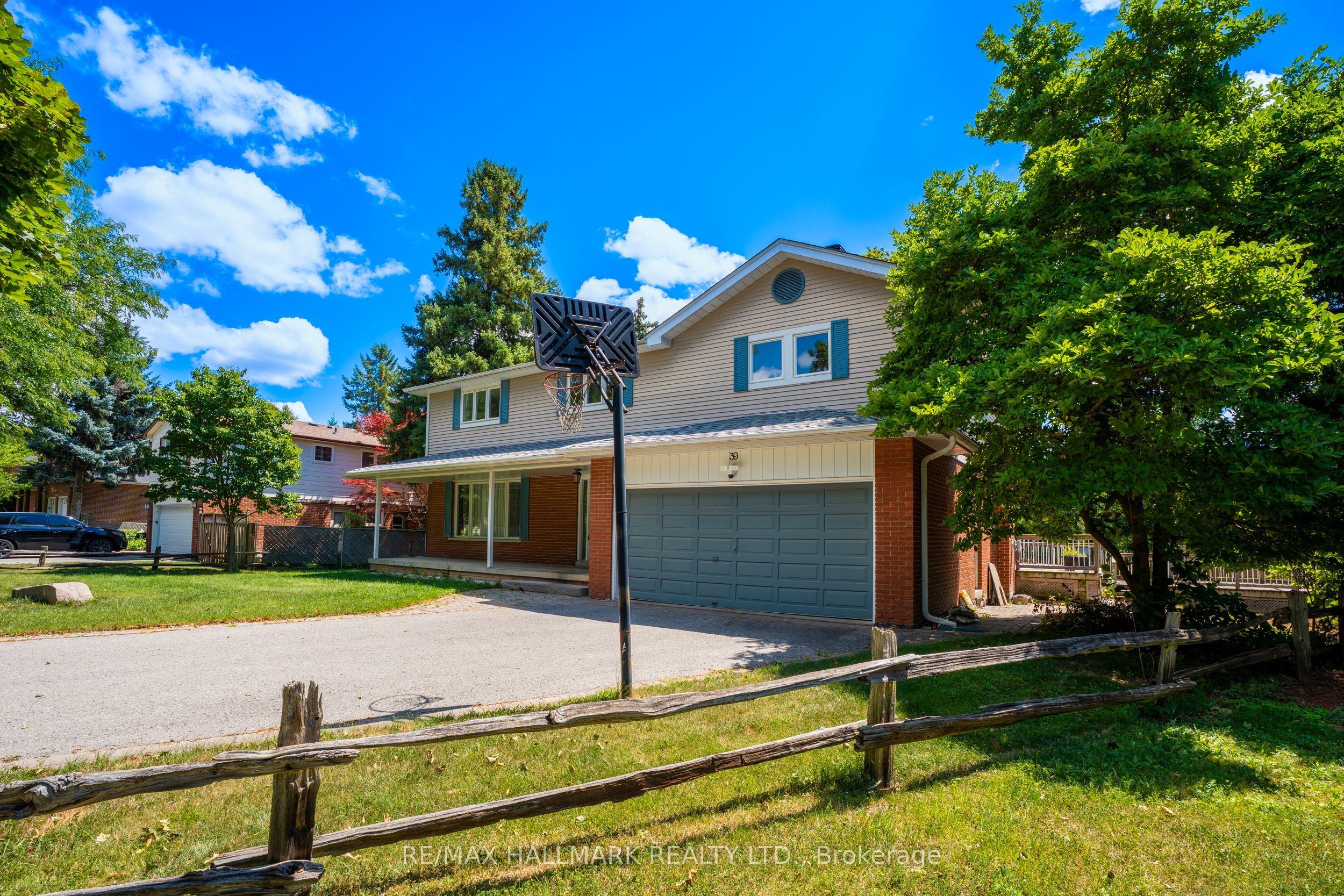 39 Sunnywood Crescent, Richmond Hill, ON L4C 6W2 photo 2