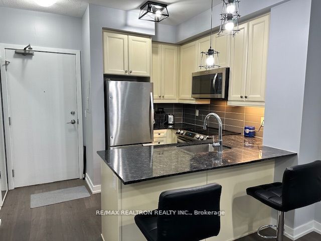 555 William Graham Drive 228, Aurora, ON L4G 3H9 photo 4
