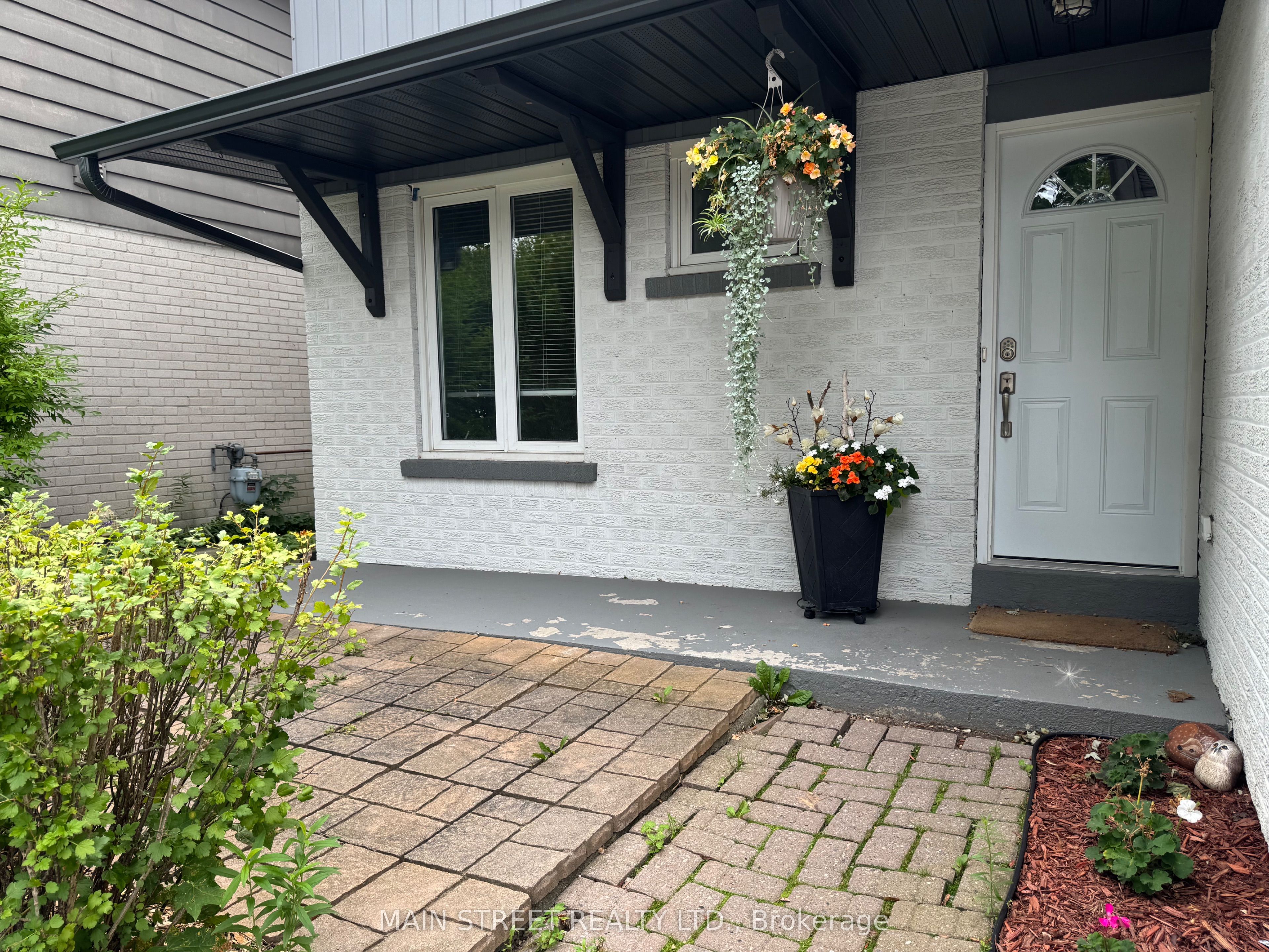233 Thoms Crescent, Newmarket, ON L3Y 1C9 photo 3