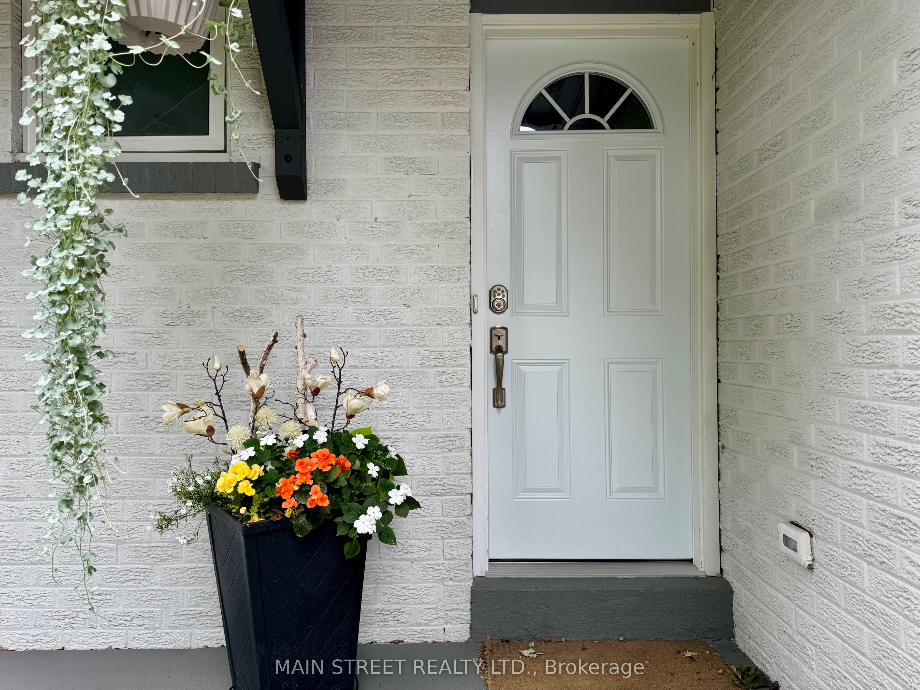 233 Thoms Crescent, Newmarket, ON L3Y 1C9 photo 4