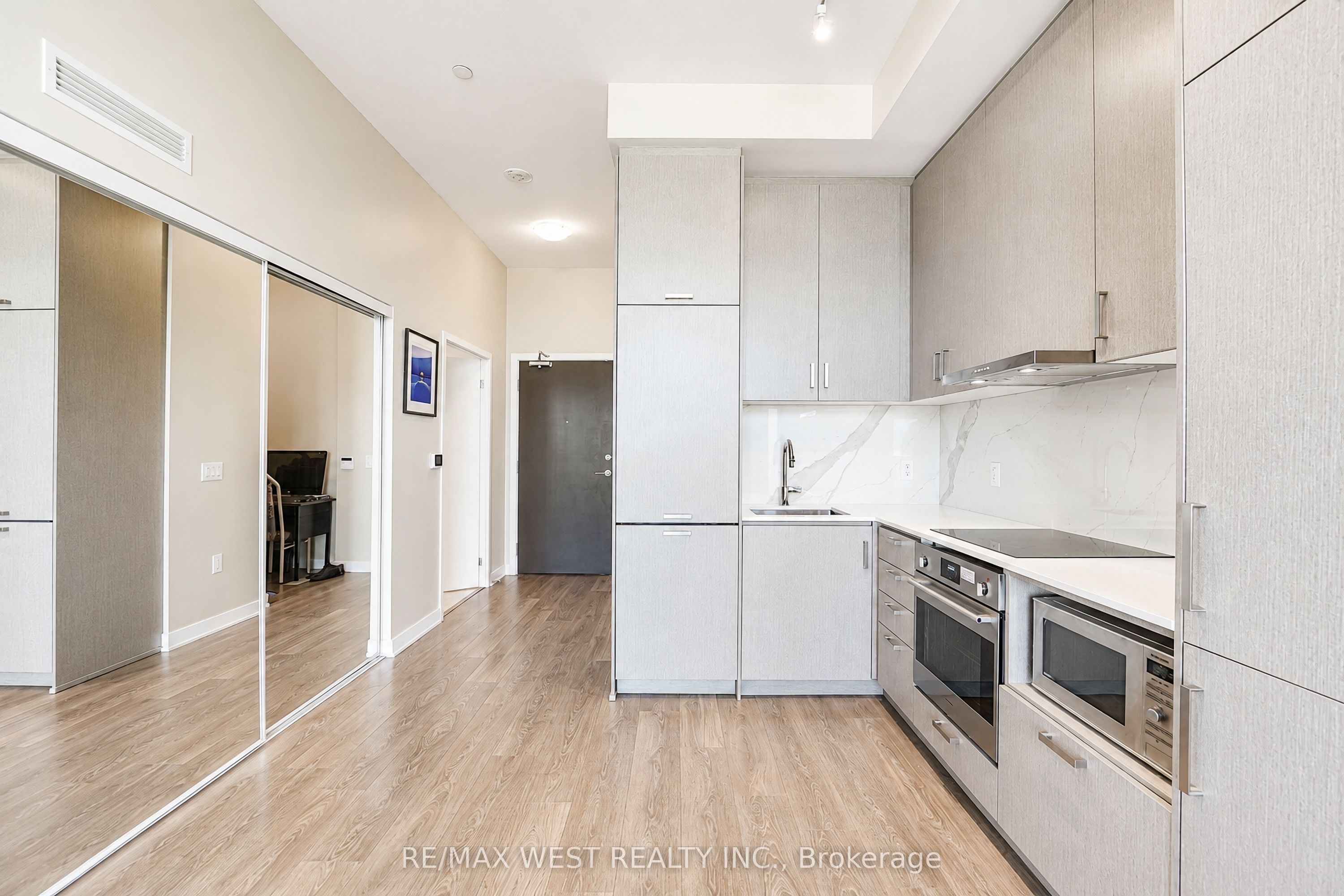 60 Honeycrisp Crescent 311, Vaughan, ON L4K 0N5 photo 4