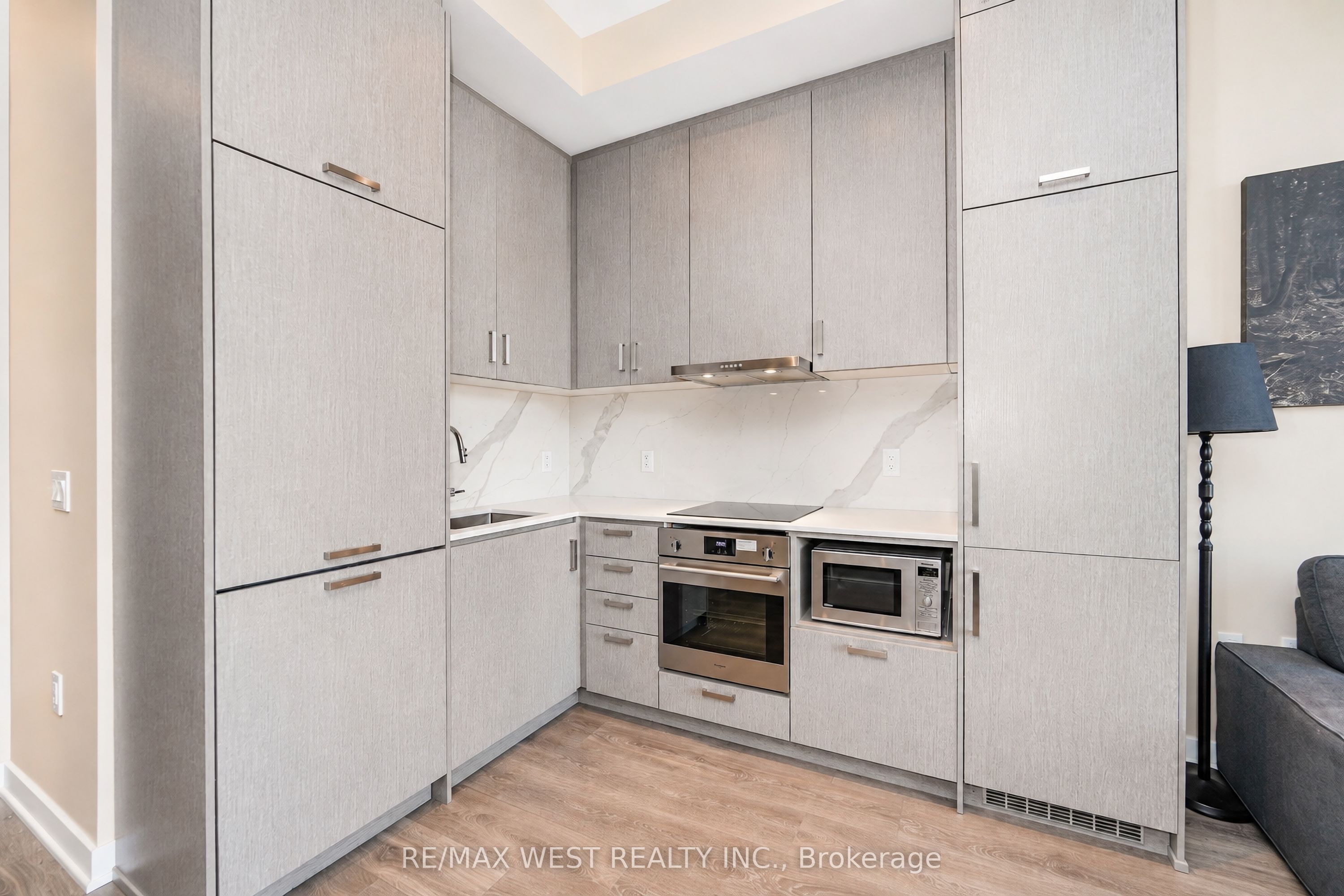 60 Honeycrisp Crescent 311, Vaughan, ON L4K 0N5 photo 5
