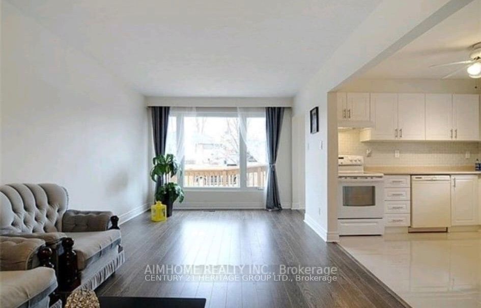 39 Lindsay Avenue Main Floor, Newmarket, ON L3Y 4N7 photo 2