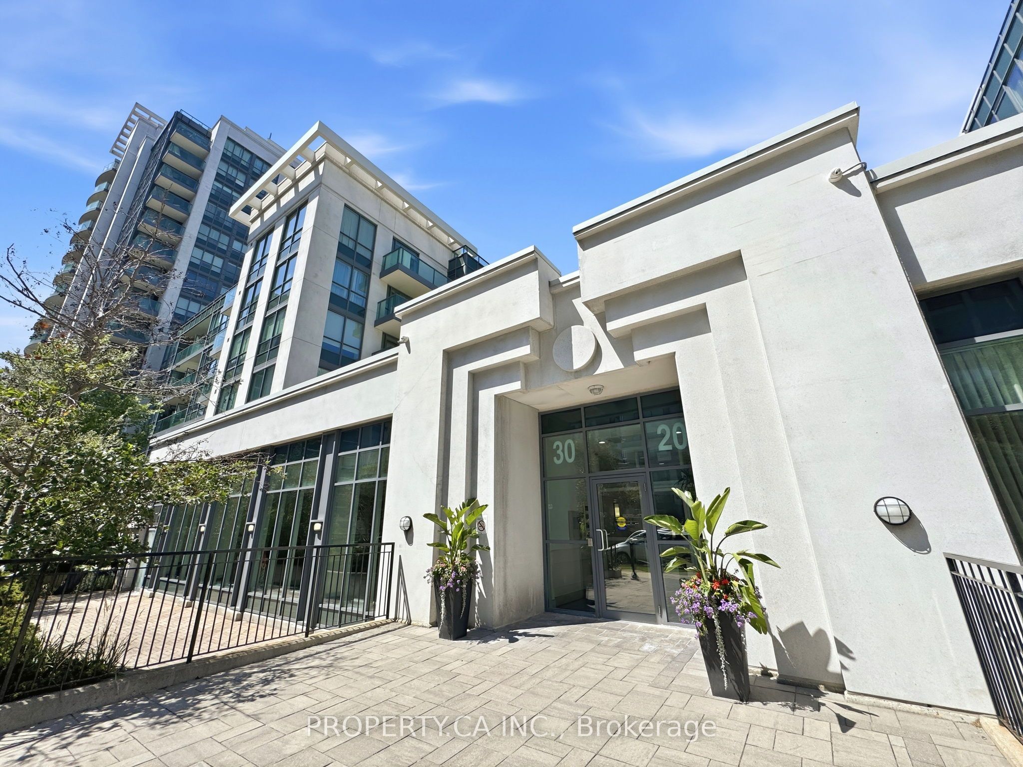 30 North Park Road 706, Vaughan, ON L4J 0G6 photo 2