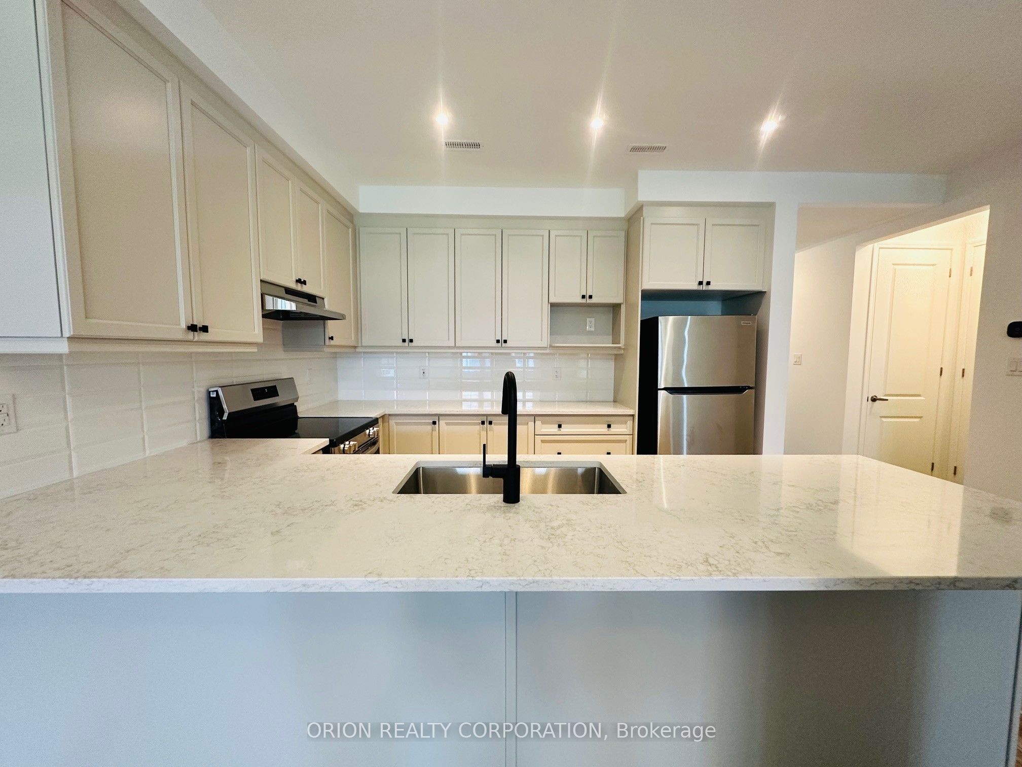 719 Sargeant Place, Innisfil, ON L9S 0S9 photo 2