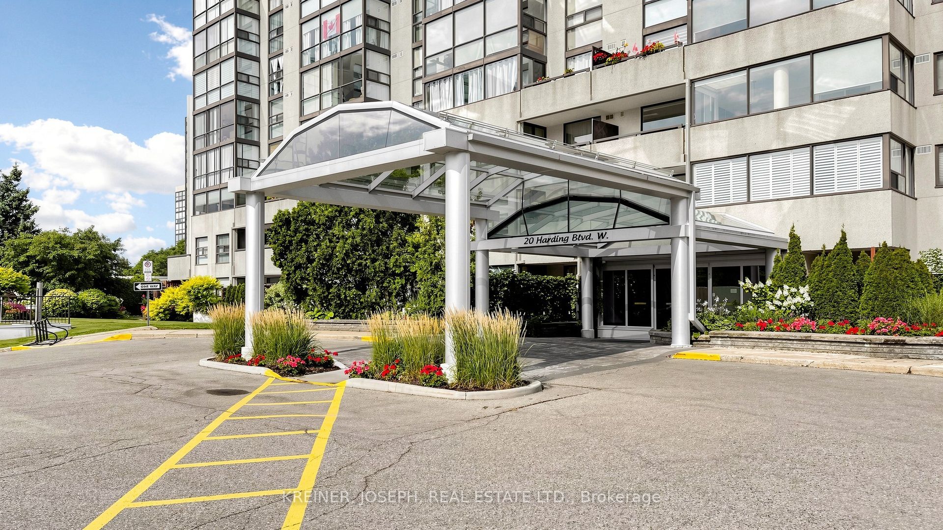 20 Harding Boulevard W 114, Richmond Hill, ON L4C 9S4 photo 2