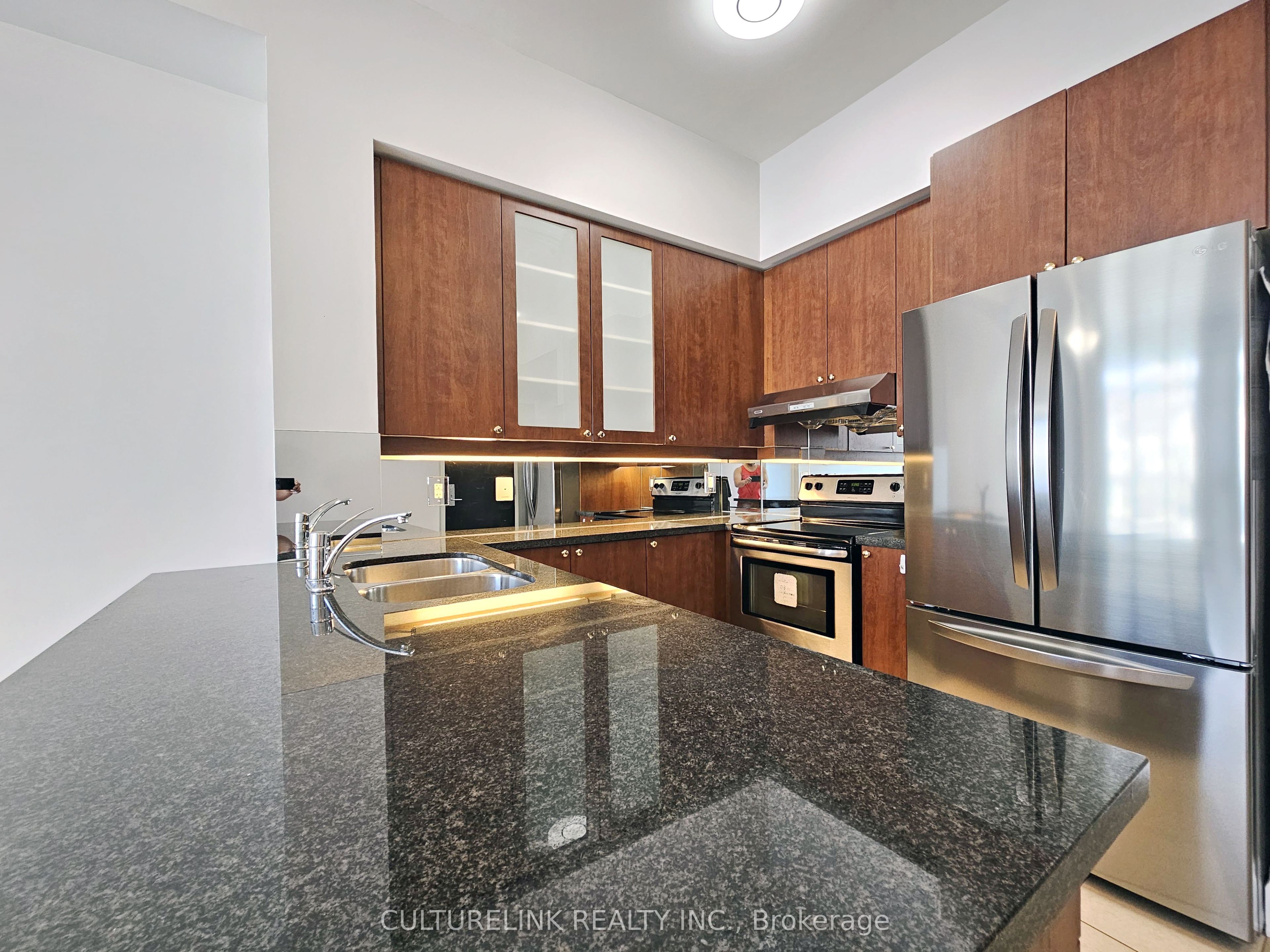 111 Upper Duke Crescent 1008, Markham, ON L6B 1N1 photo 2