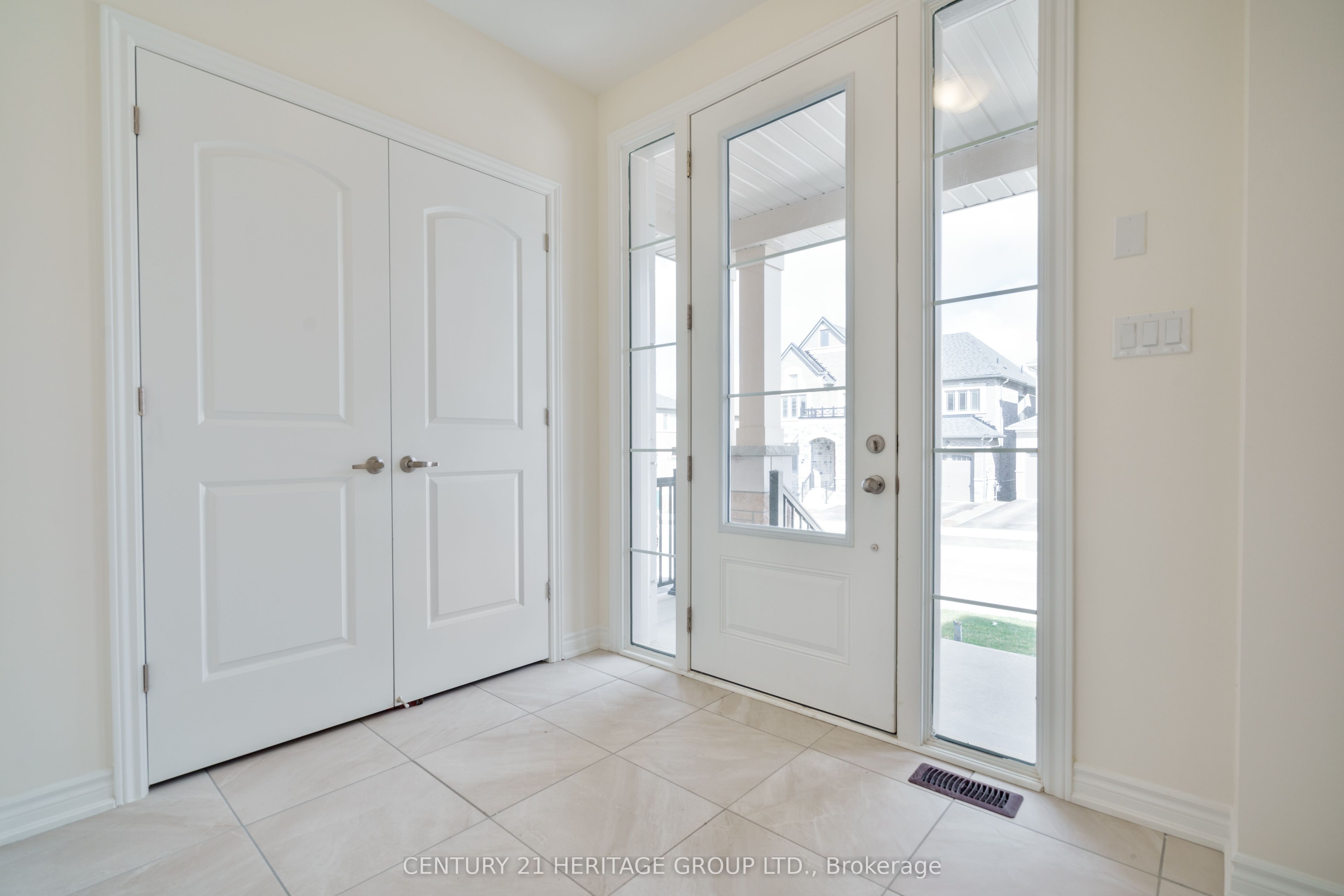 15 Kentledge Avenue, East Gwillimbury, ON L9N 0W3 photo 2
