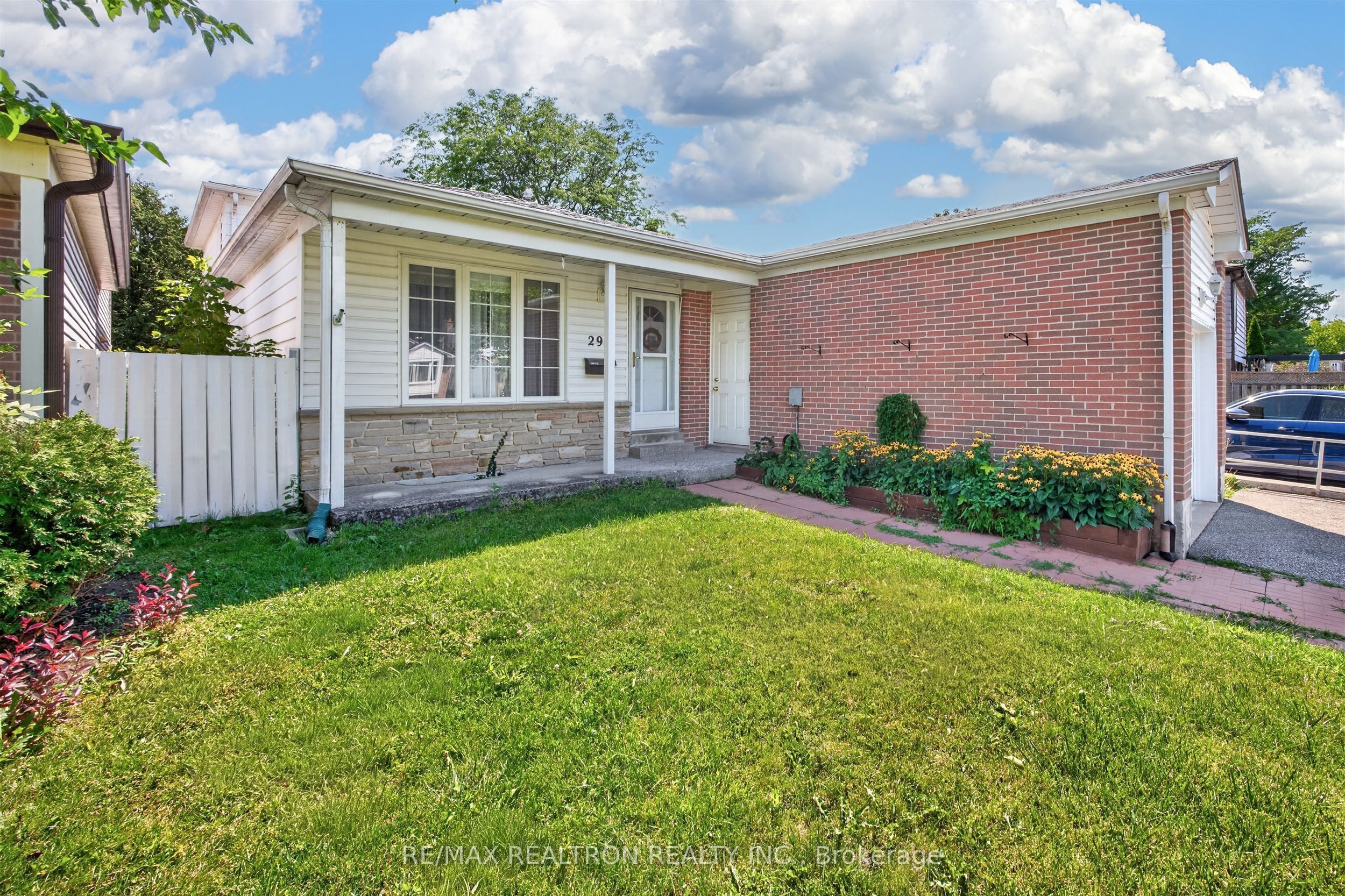29 Springhead Gardens, Richmond Hill, ON L4C 5C1 photo 2