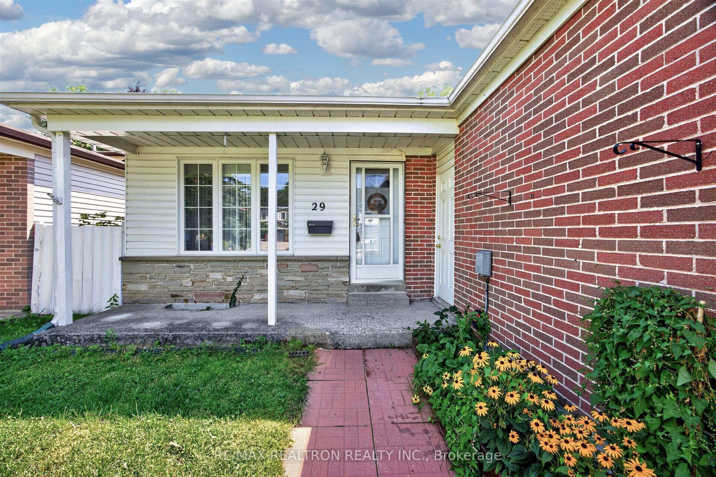 29 Springhead Gardens, Richmond Hill, ON L4C 5C1 photo 4