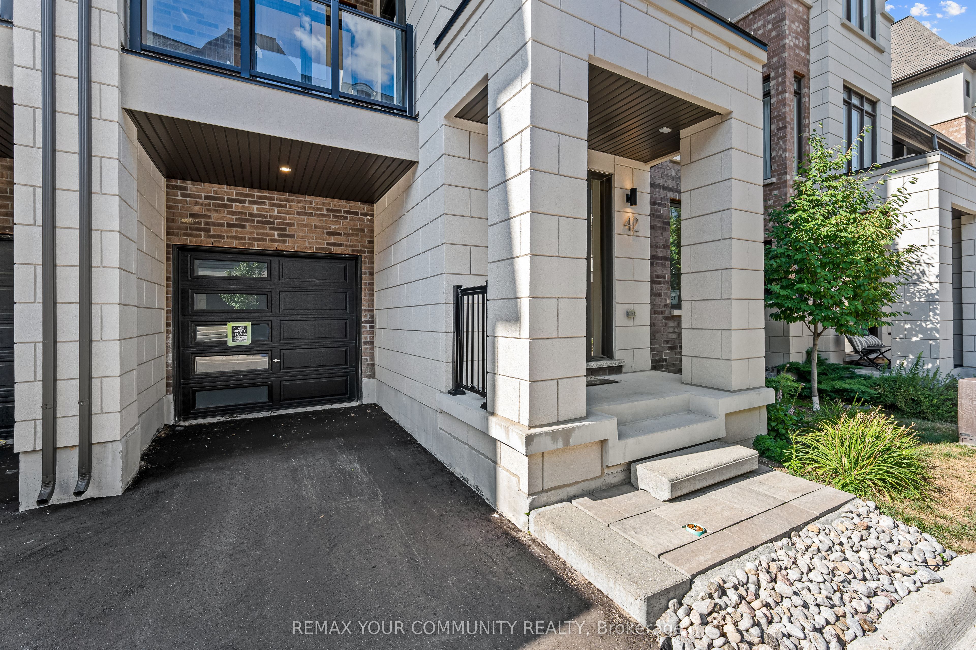 42 Globemaster Lane, Richmond Hill, ON L4E 1H4 photo 2