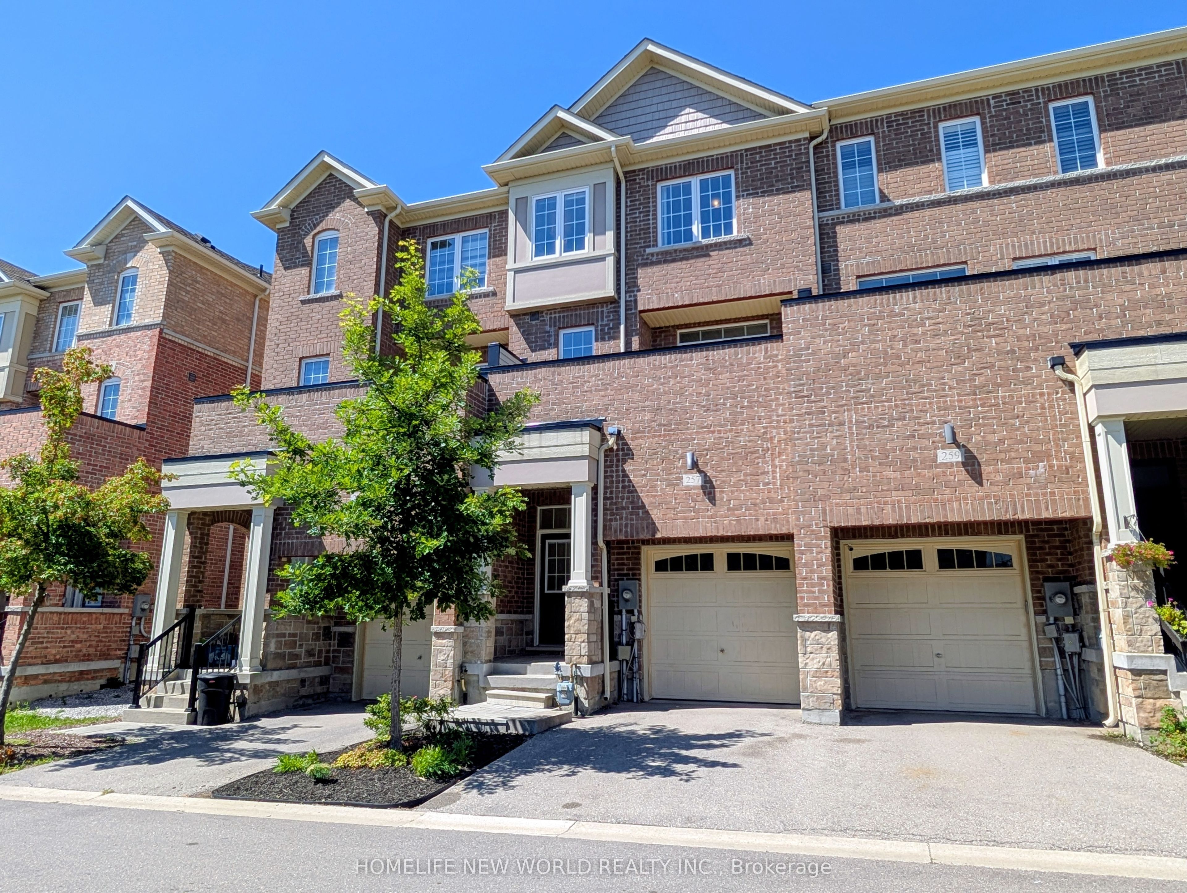 257 Harding Park Street, Newmarket, ON L3Y 0E1