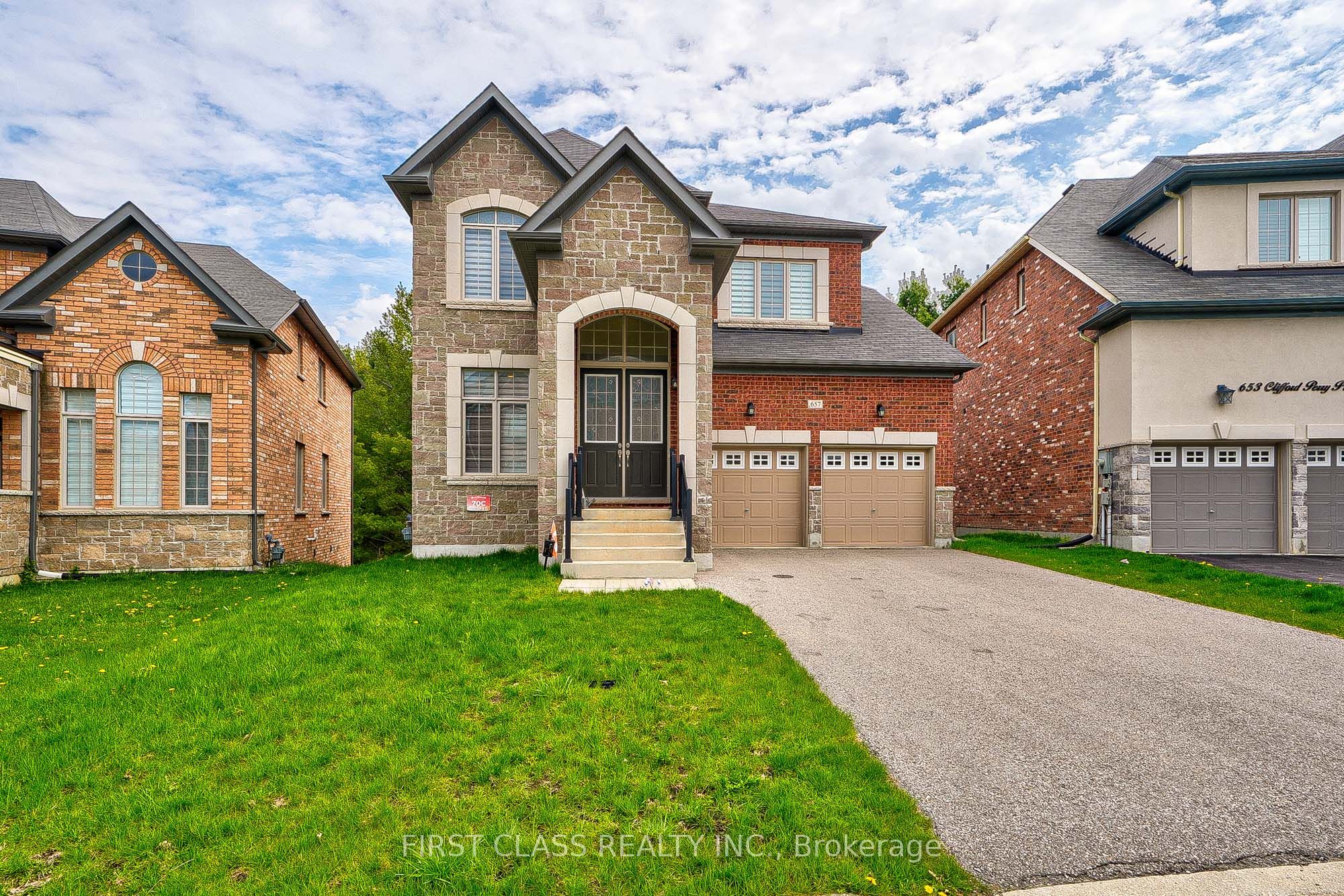657 Clifford Perry Place, Newmarket, ON L3X 0J4