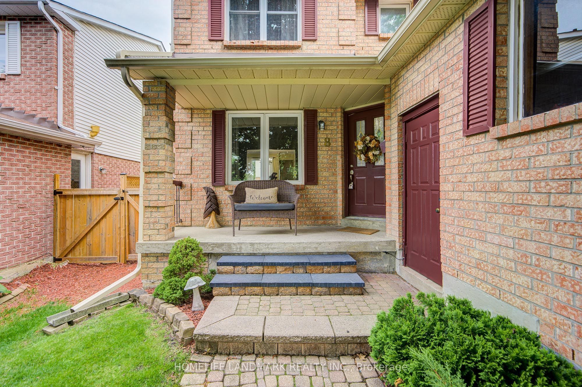 8 Closs Square, Aurora, ON L4G 5H7 photo 2