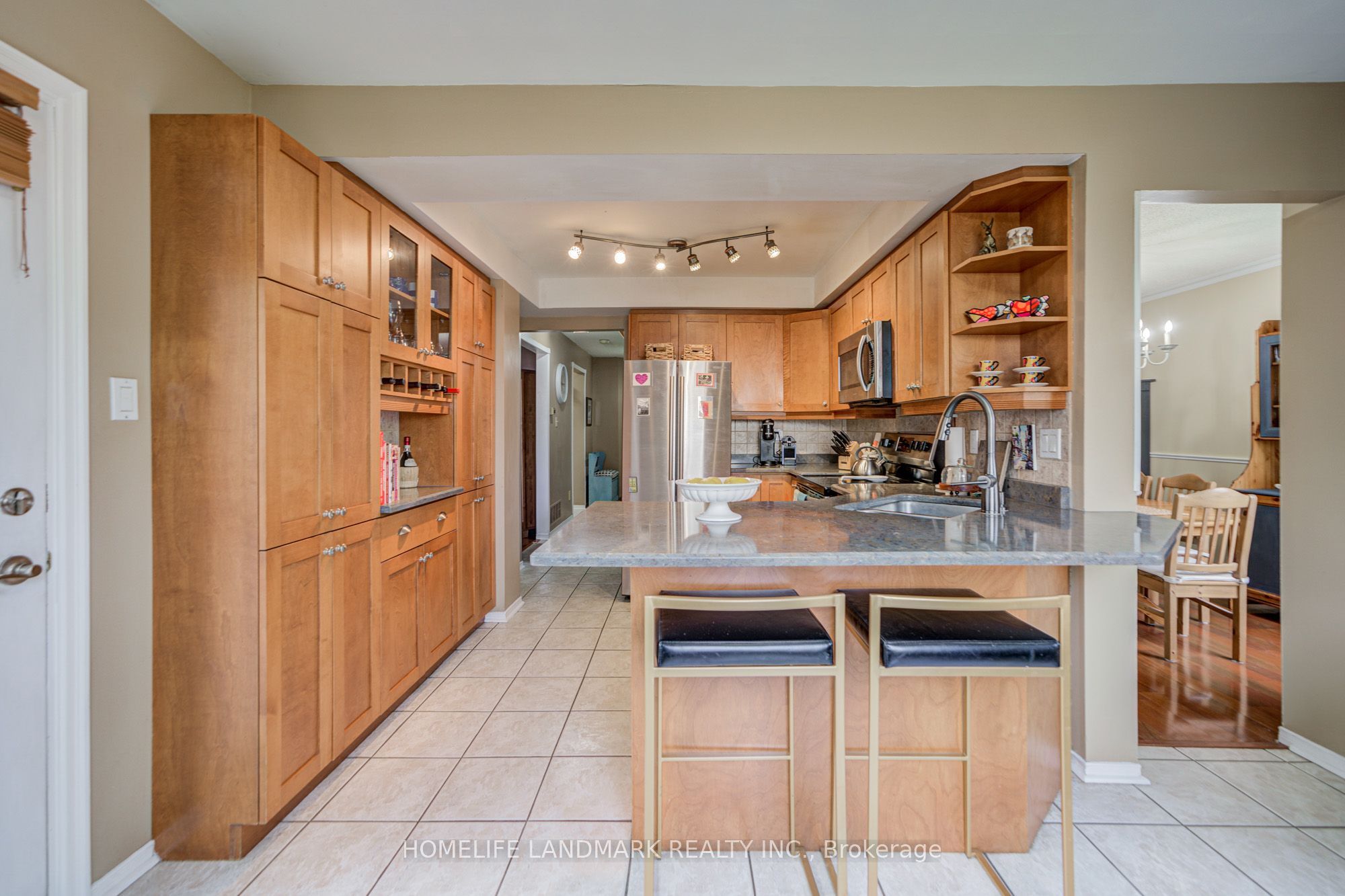 8 Closs Square, Aurora, ON L4G 5H7 photo 4