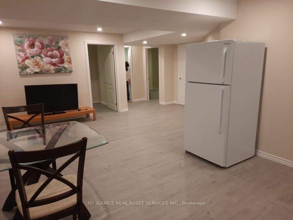 8 Headford Avenue Lower, Richmond Hill, ON L4B 3V7 photo 2
