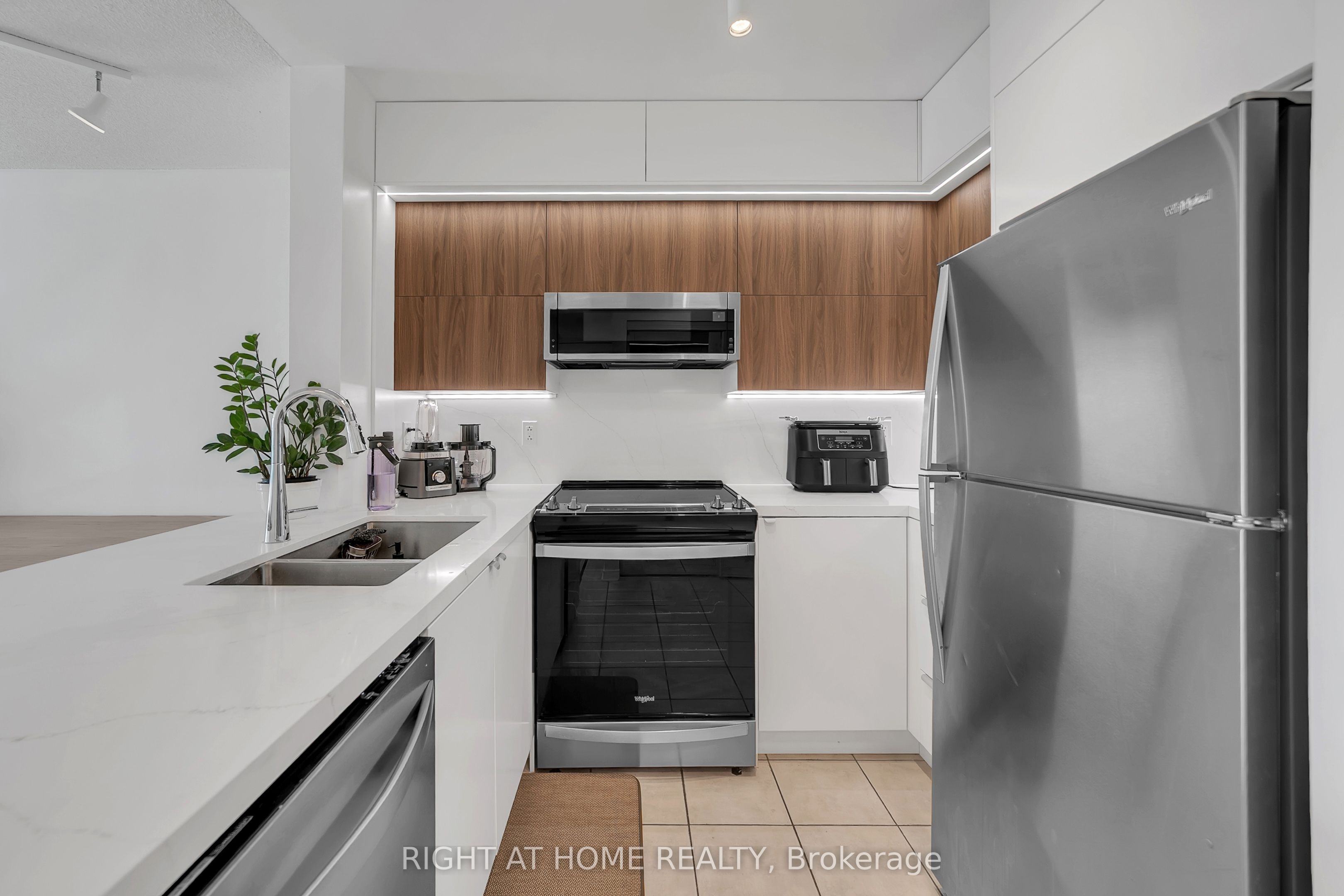 11 Oneida Crescent 1202, Richmond Hill, ON L4B 0A1 photo 2