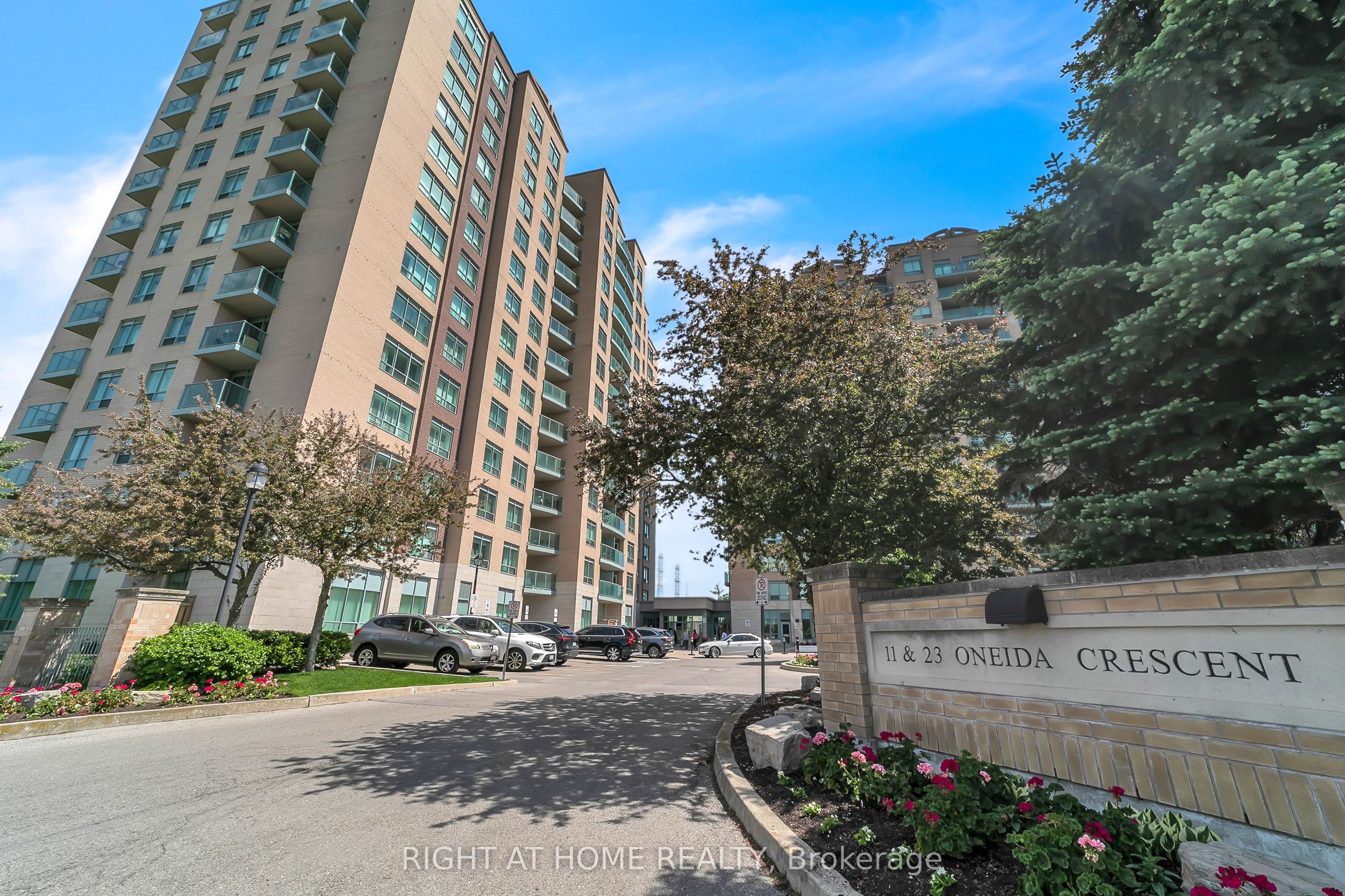 11 Oneida Crescent 1202, Richmond Hill, ON L4B 0A1 photo 4