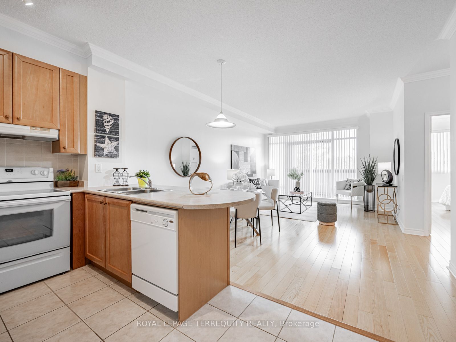 11121 Yonge Street 215, Richmond Hill, ON L4C 0S7 photo 5