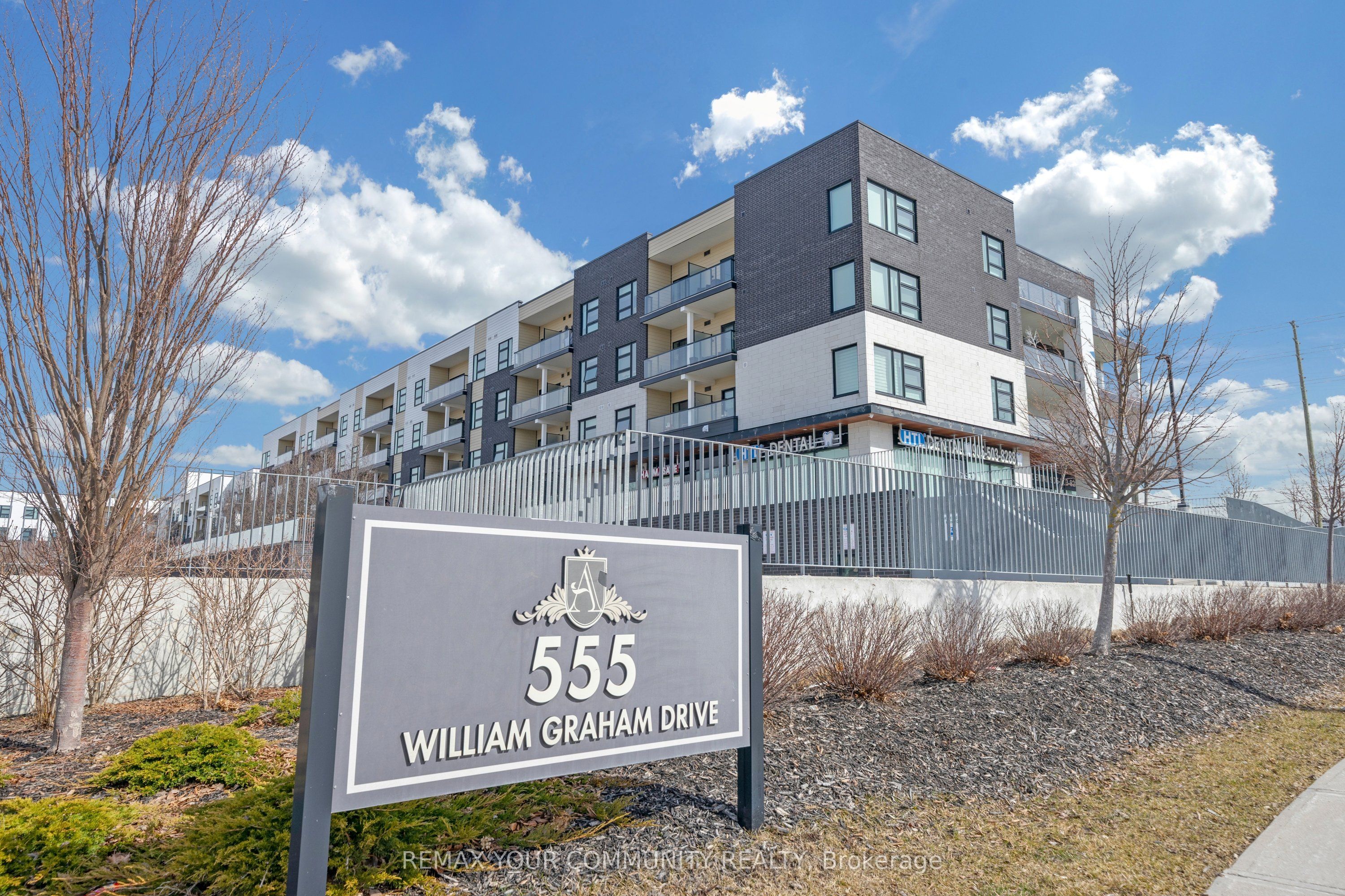 555 William Graham Drive PH401, Aurora, ON L4G 3H9