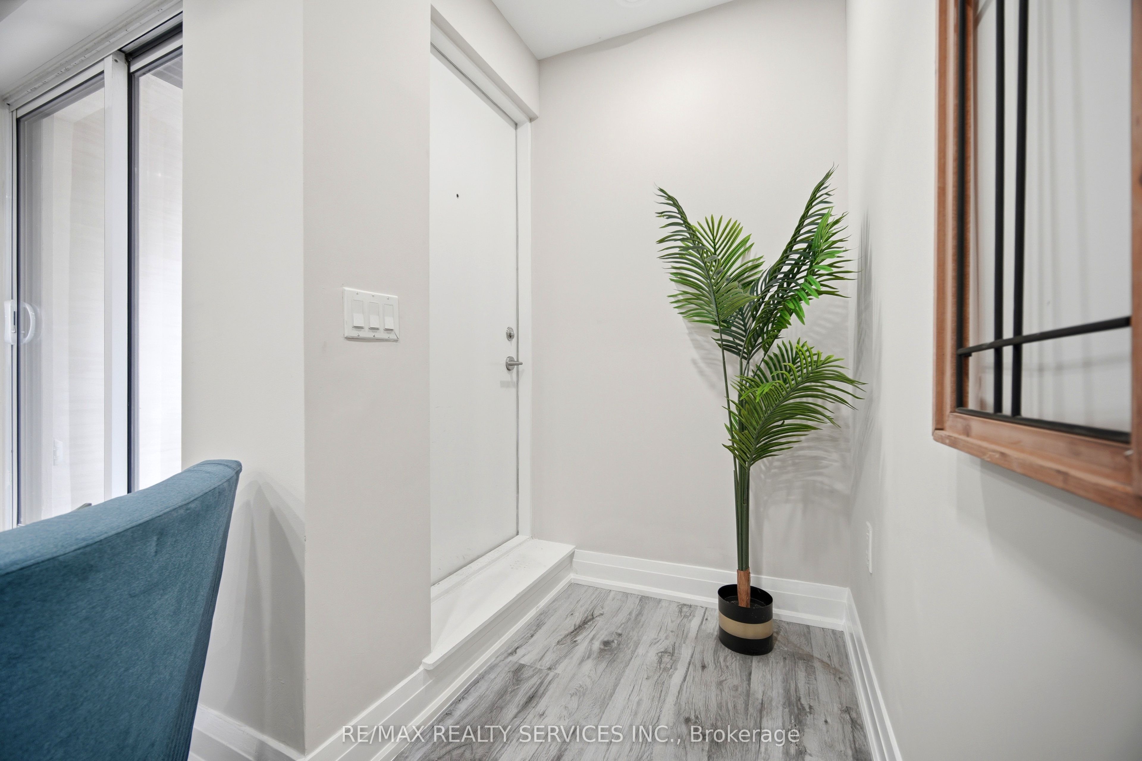 26 Coles Avenue 302, Vaughan, ON L4L 0J1 photo 5