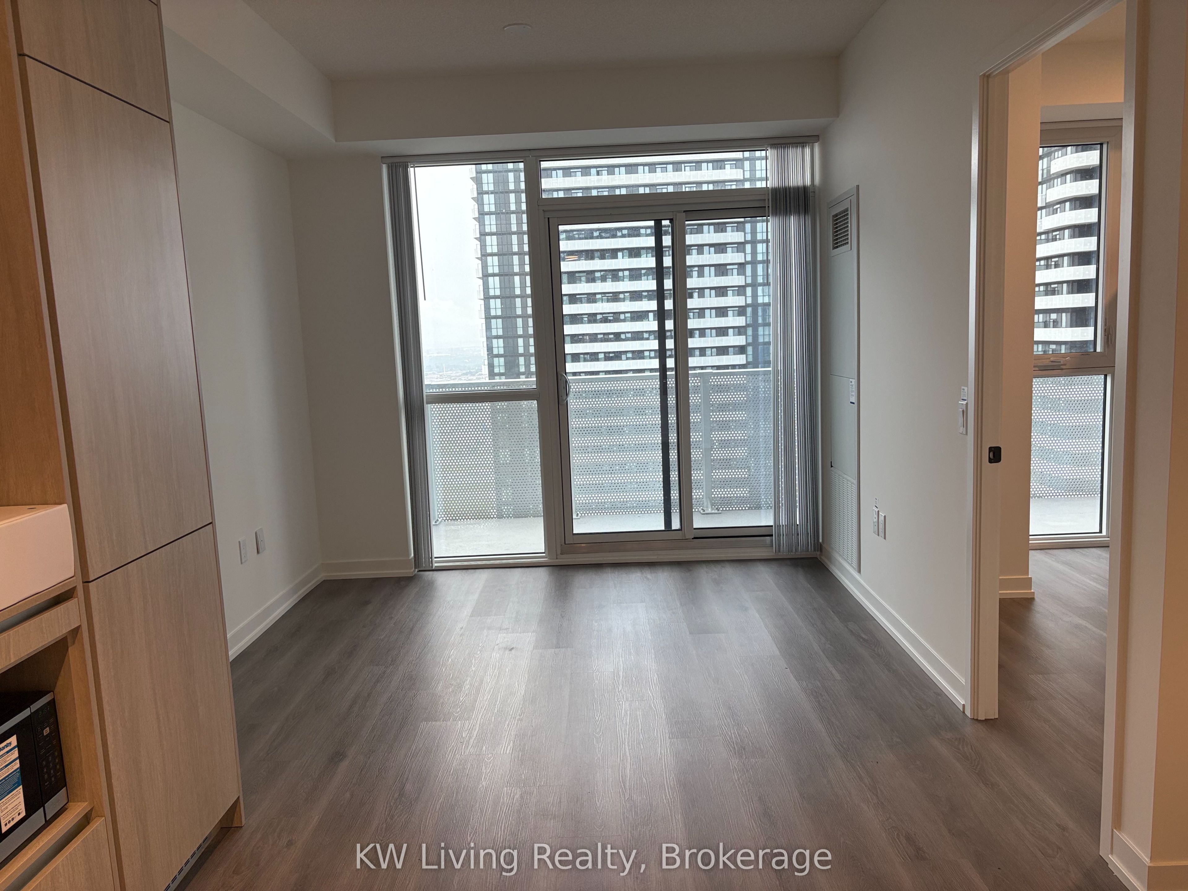 28 Interchange Way 3916, Vaughan, ON L4K 5Z7