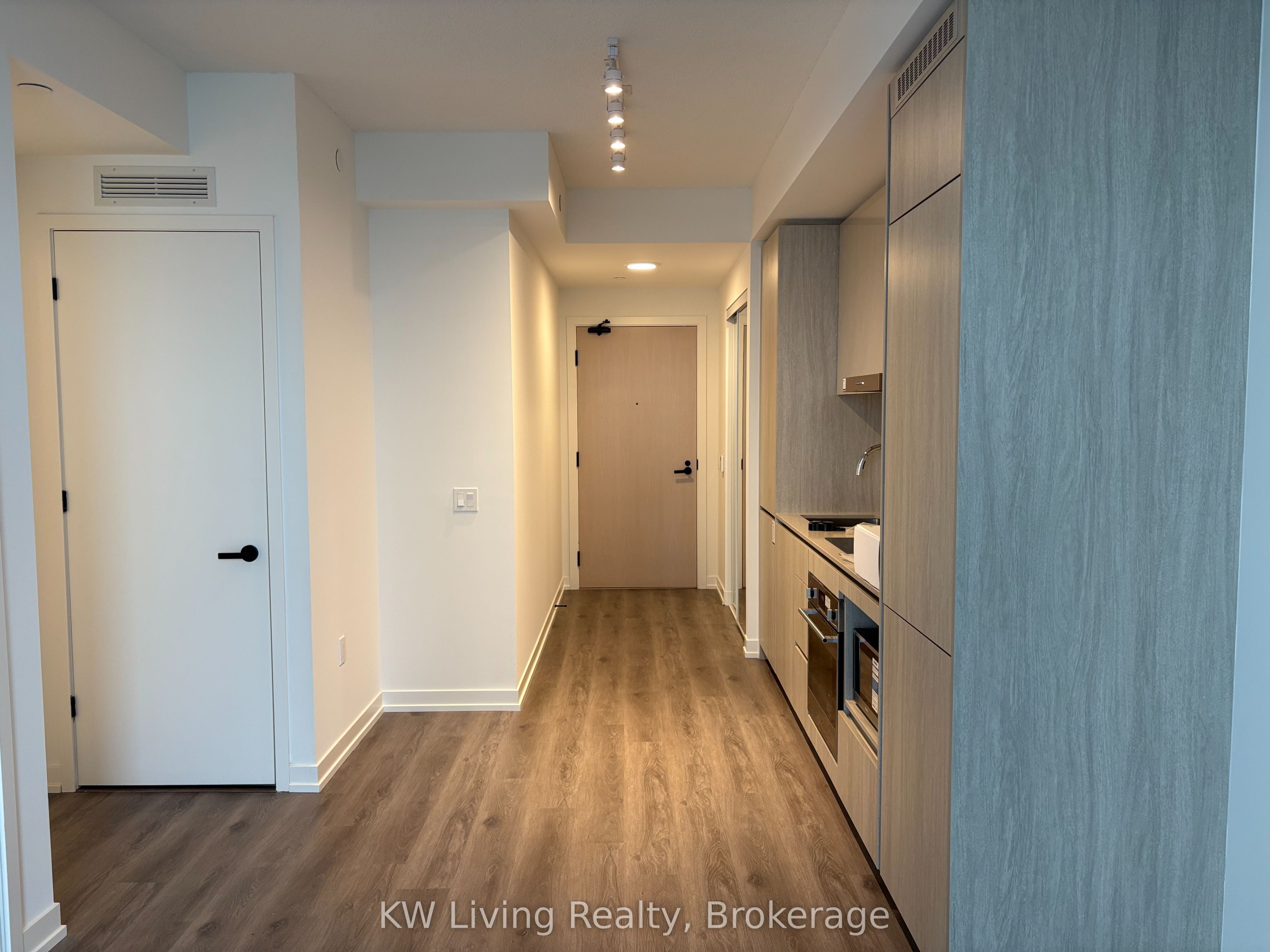 28 Interchange Way 3916, Vaughan, ON L4K 5Z7 photo 2