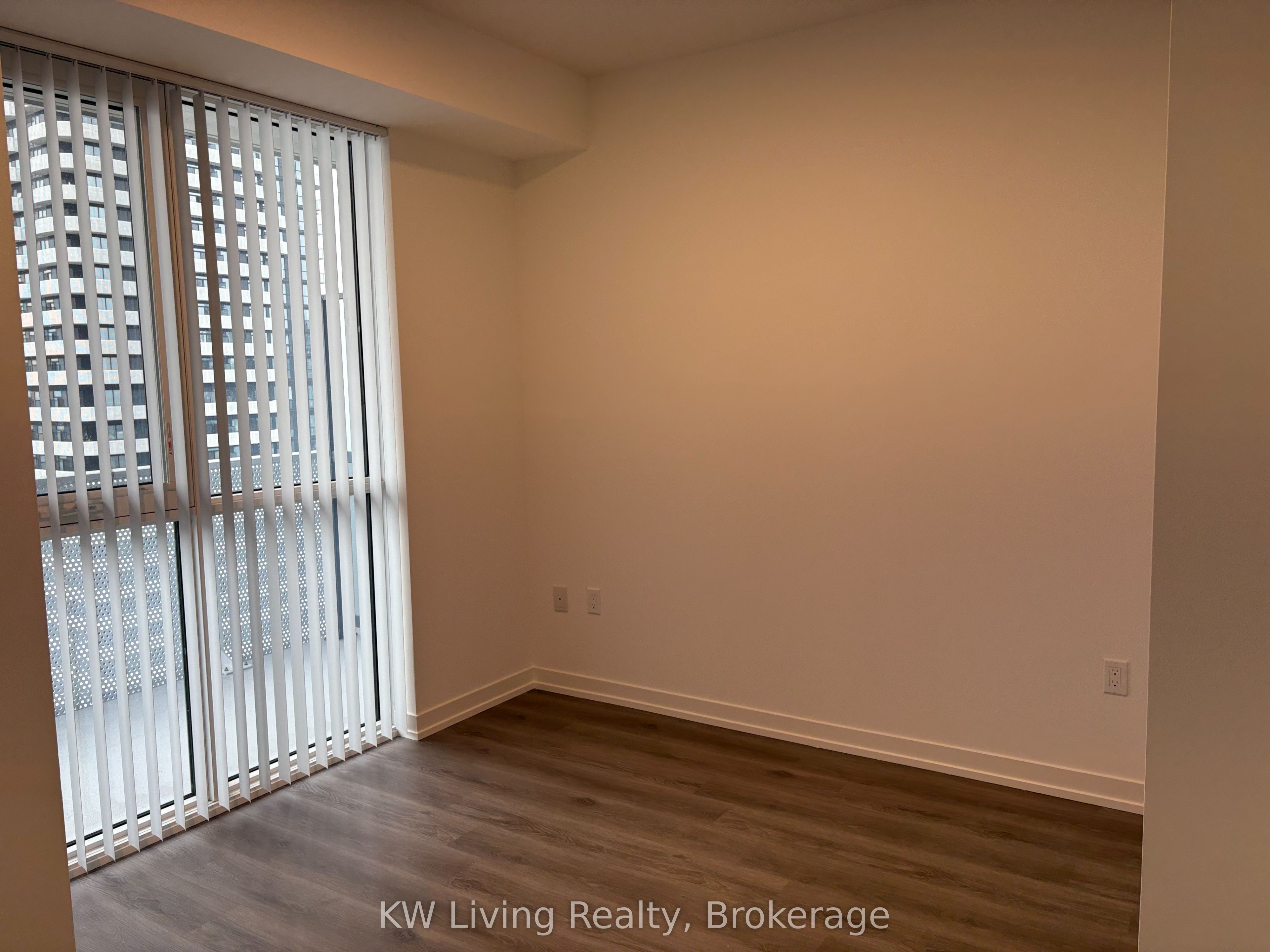 28 Interchange Way 3916, Vaughan, ON L4K 5Z7 photo 3
