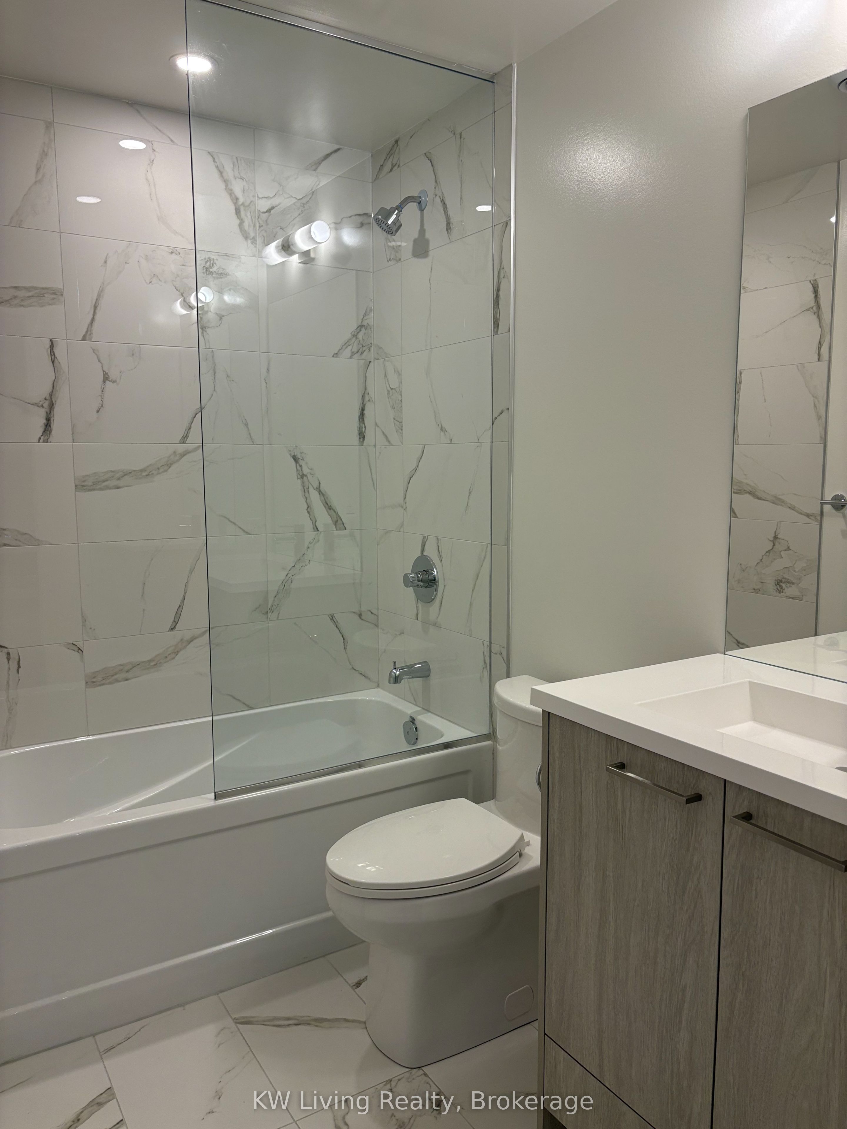 28 Interchange Way 3916, Vaughan, ON L4K 5Z7 photo 4