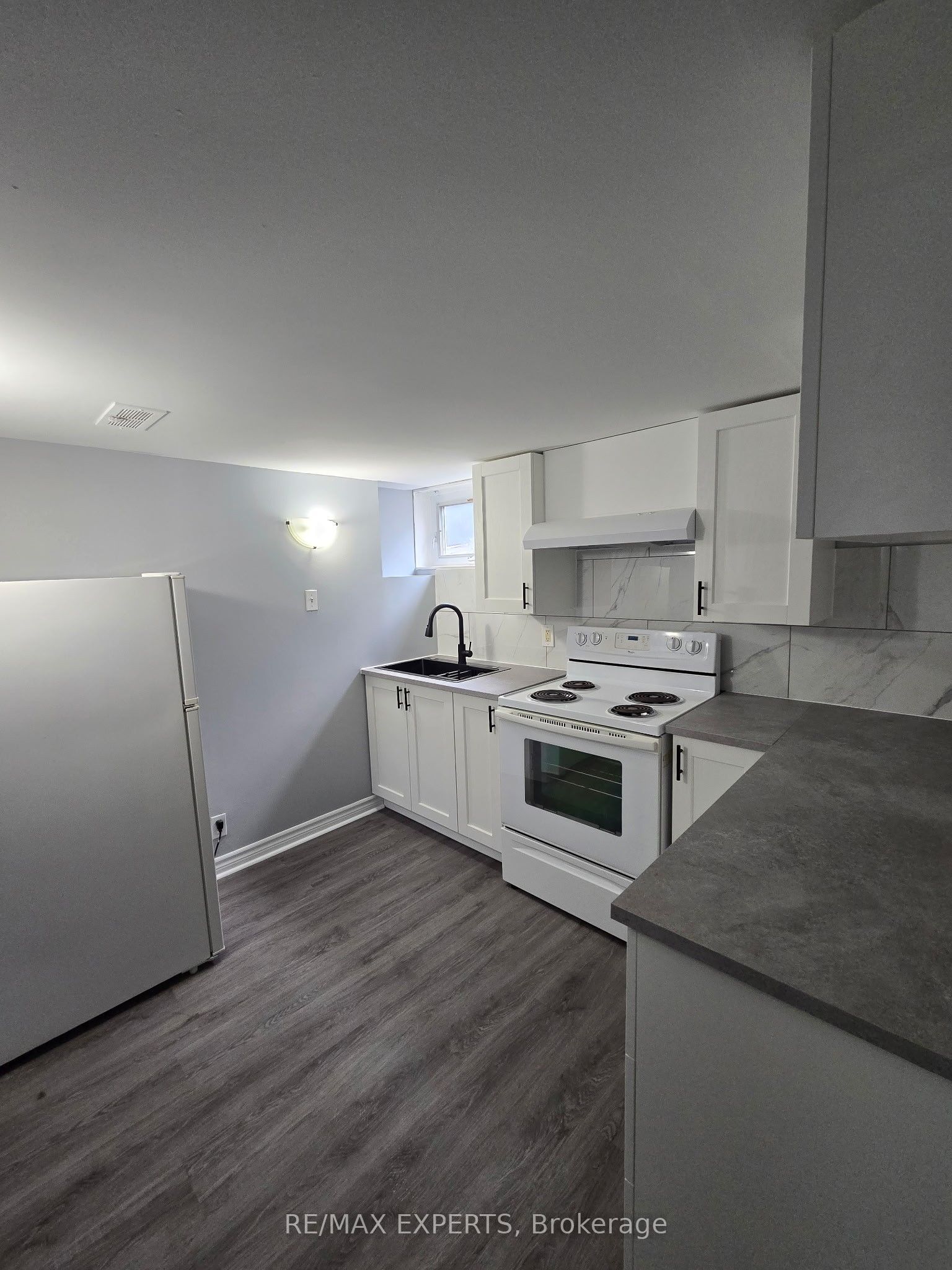 106 Sheldon Avenue, Newmarket, ON L3Y 2L4 photo 2