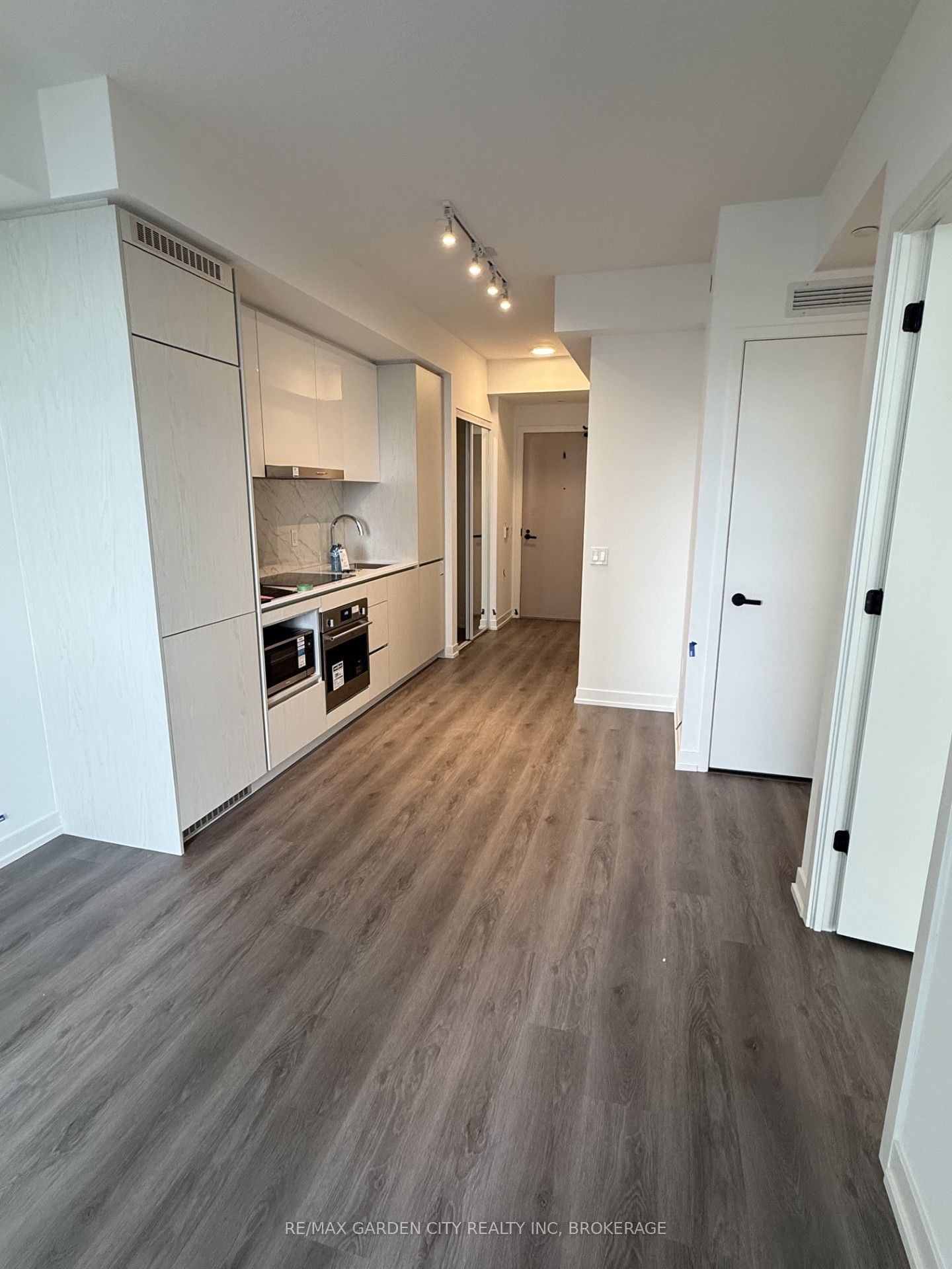 28 Interchange Way W 1701, Vaughan, ON L4K 0P8 photo 3