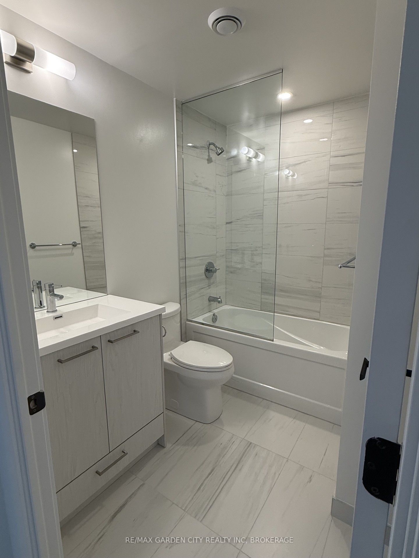 28 Interchange Way W 1701, Vaughan, ON L4K 0P8 photo 5