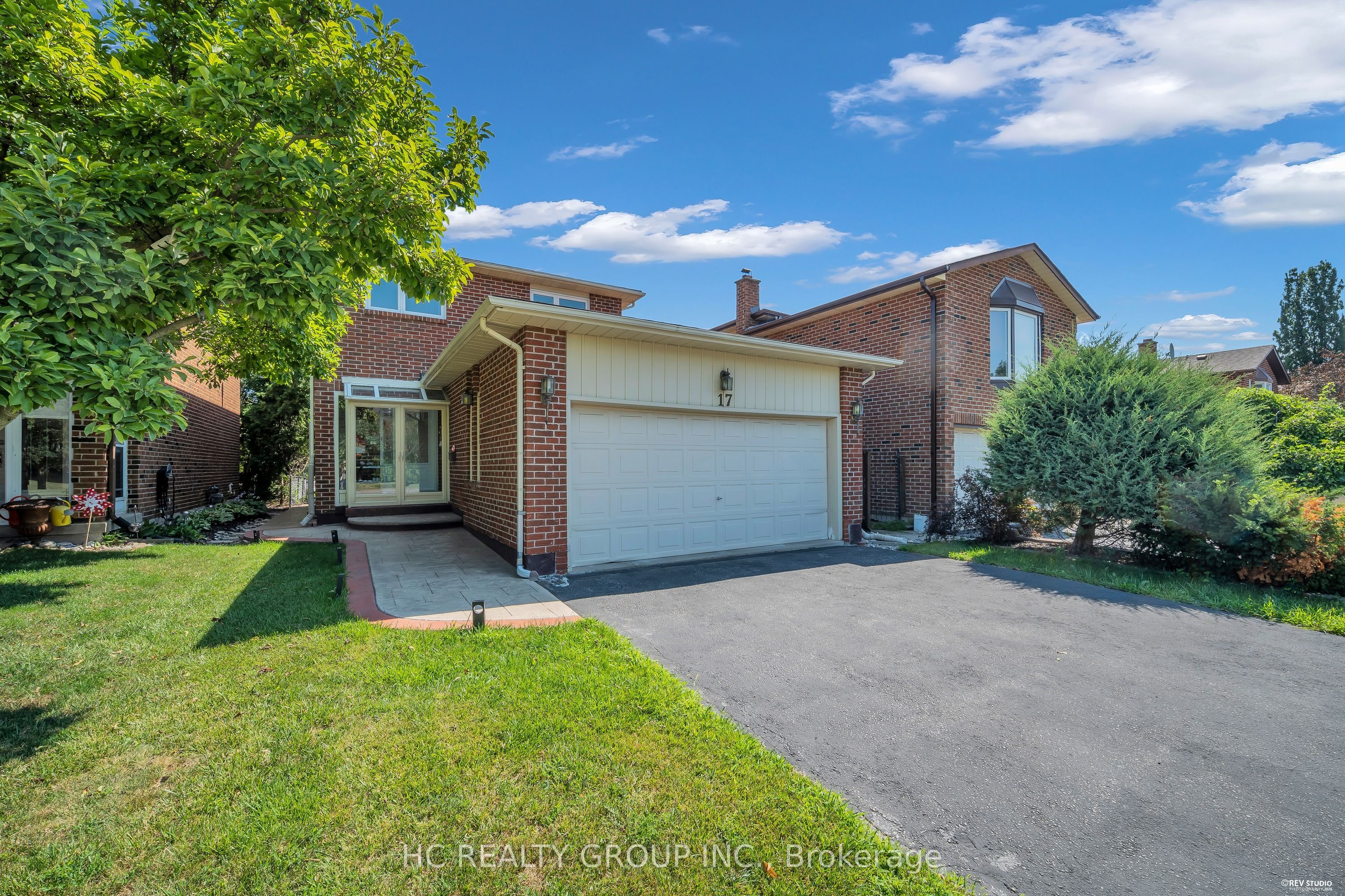 17 Pugsley Avenue, Richmond Hill, ON L4C 8B6