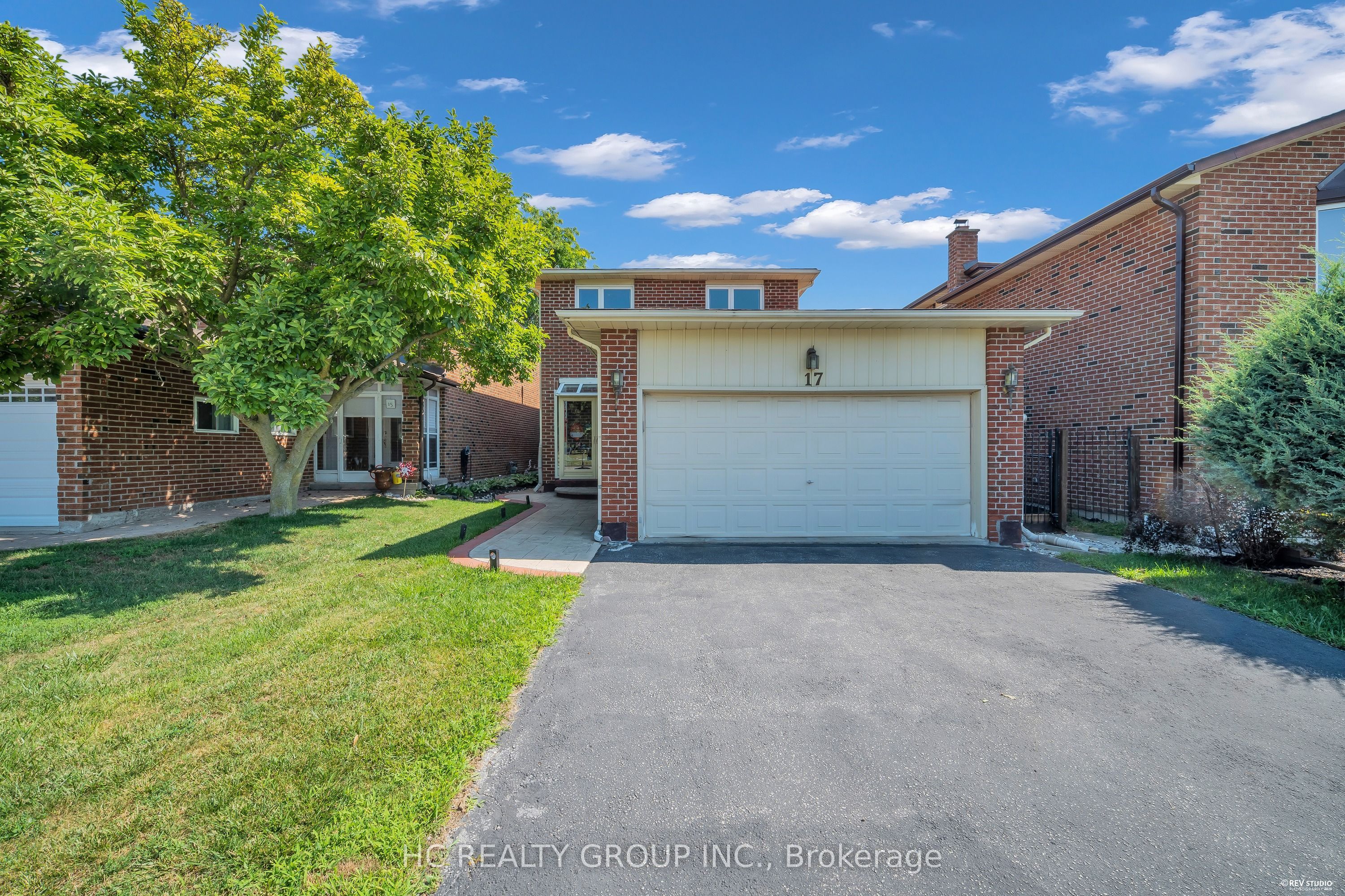 17 Pugsley Avenue, Richmond Hill, ON L4C 8B6 photo 2