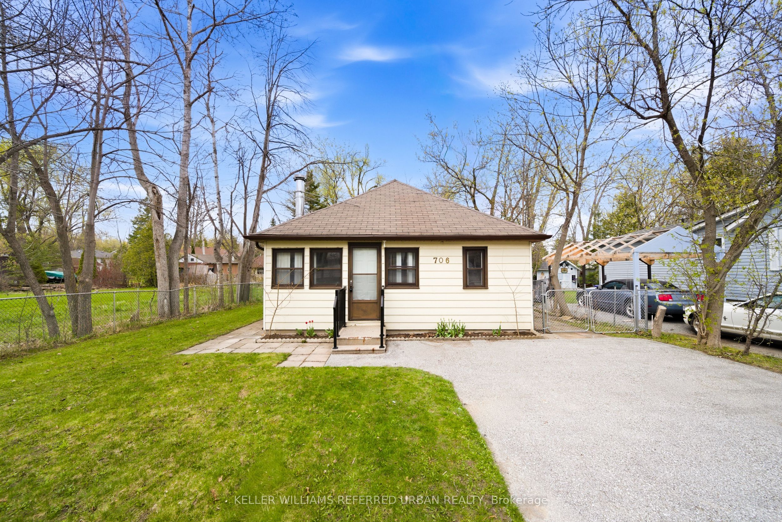 706 Chestnut Street, Innisfil, ON L9S 2H8